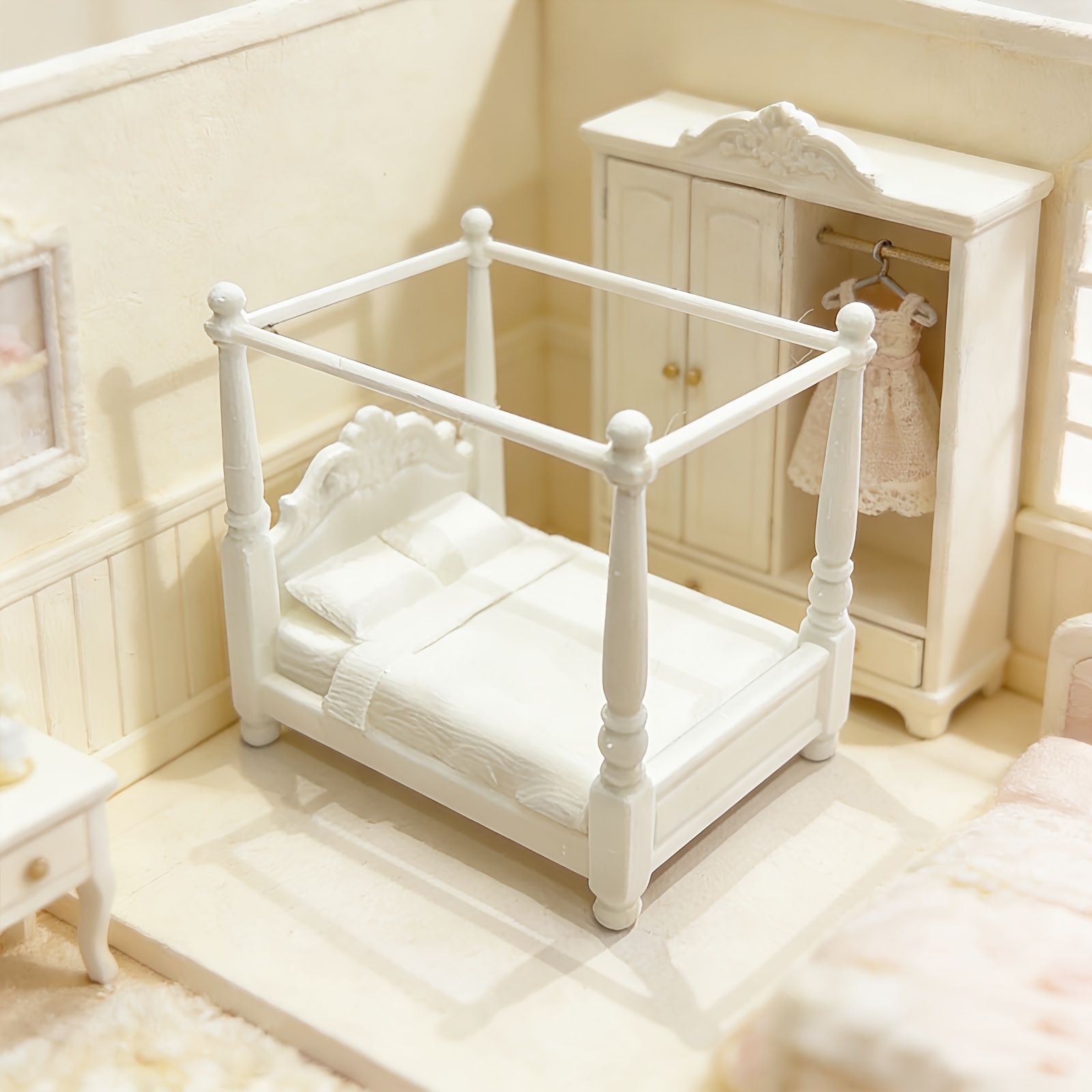 Miniature European-Style Princess Bed Model Ornament with Canopy