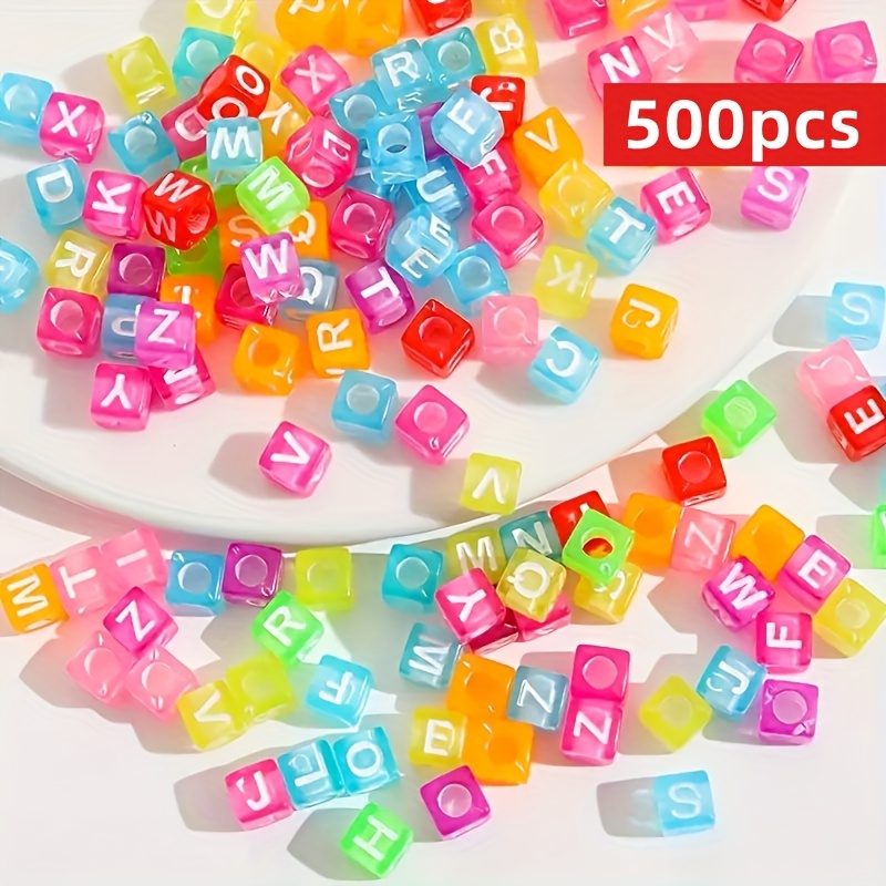 E-shop 500 bunte Acrylperlen in würfelförmigen Buchstabenformen zum Schmuckherstellen wie Halsketten und Armbänder (6*6 mm). Diese quadratischen Perlen