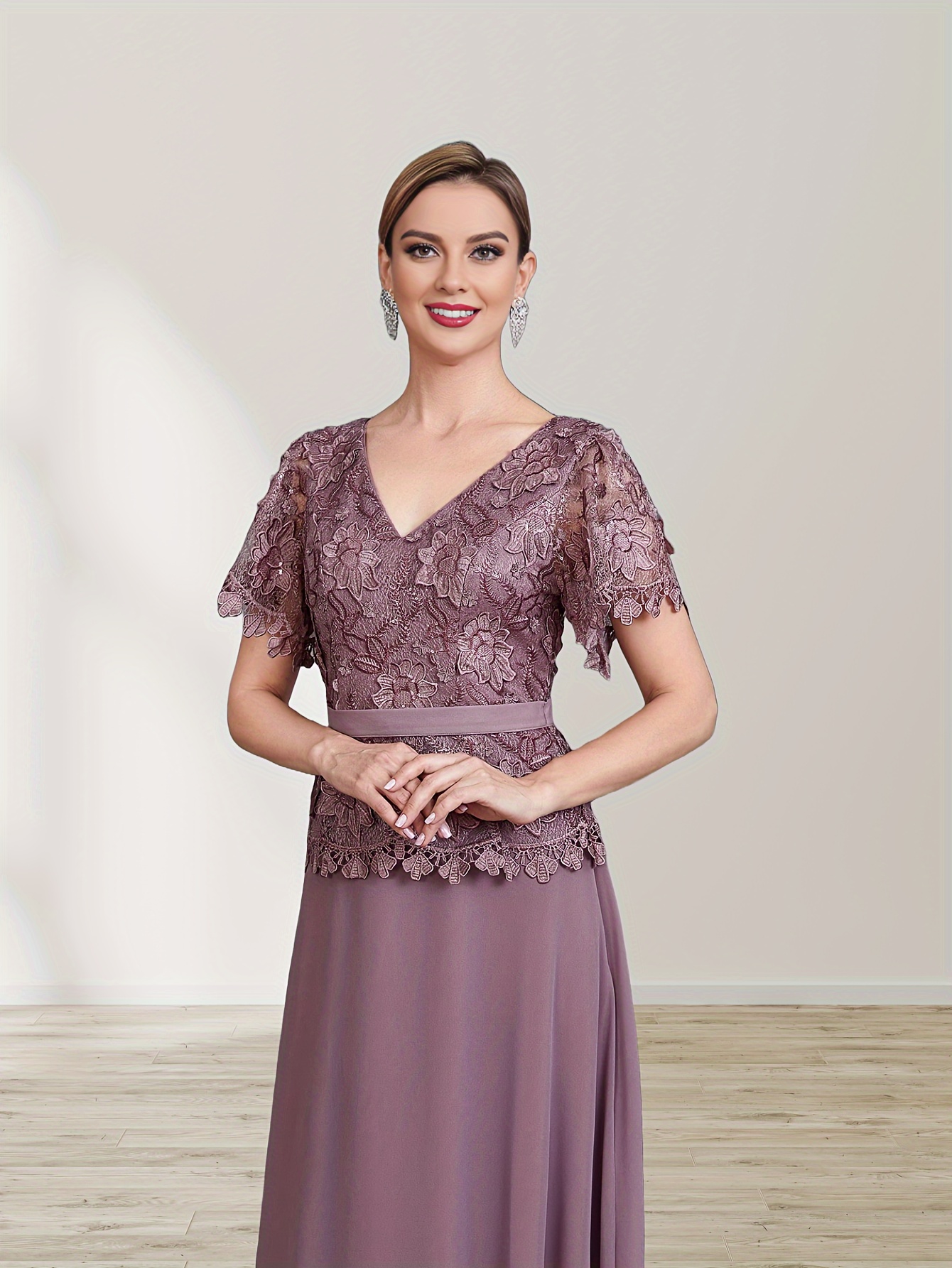 Abito svasato con scollo a V e stampa floreale blu navy con