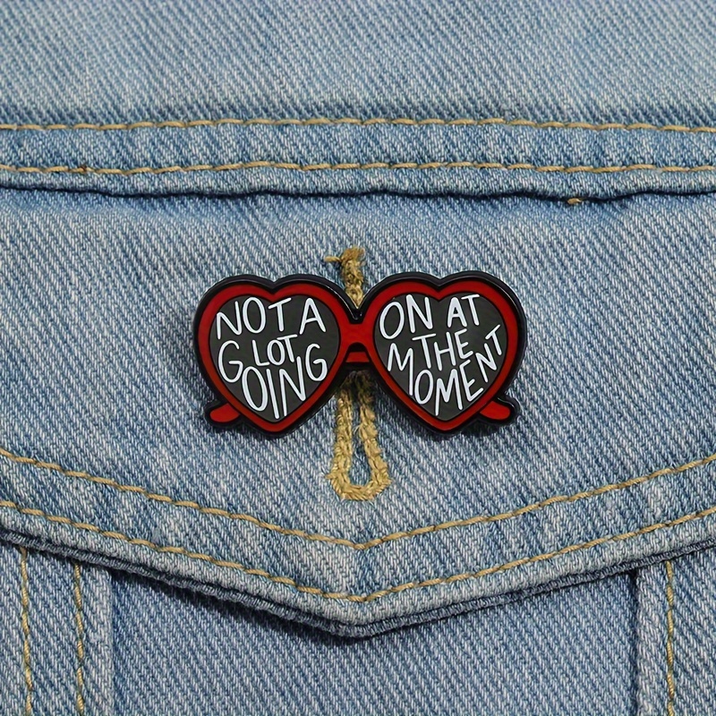 

1pc Heart-shaped Sunglasses Brooch, "not A Lot Going On At The Moment" Quirky Enamel Pin, Vintage Style Fashionable Accessory For Denim Jackets & Bags, Vacation Vibe Badge