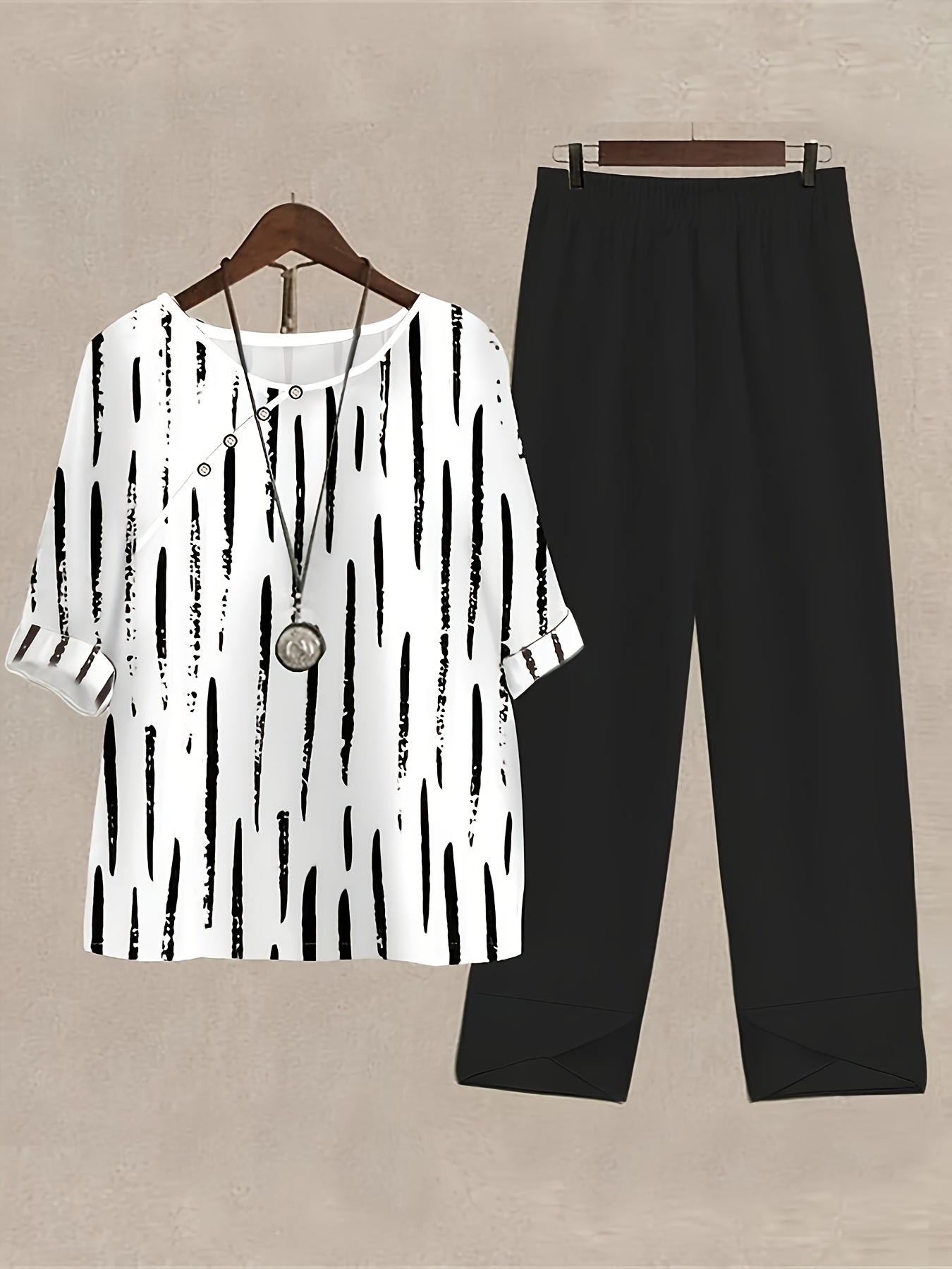 [Polyester Striped Set] Polyester Women's Casual Striped Crew Neck Top and Pants Set, Regular Fit, with Three-Quarter Sleeves, Short Sleeve, with Decorative Buttons for All Seasons