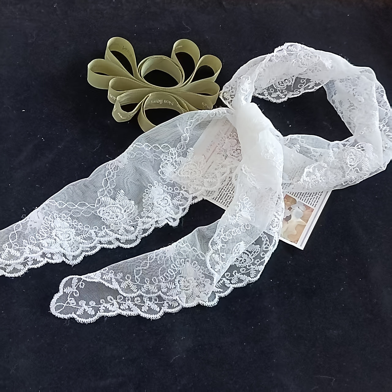 E-shop Einzelnes Elegantes Reines Weißes Blumen-Spitzen-Haargummi mit Aussparungen – Weicher Stoff-Stirnband für Frauen und Teenager, Vielseitig für