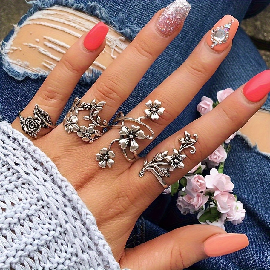 

Vintage Style Floral Hollow-out Alloy Stackable Rings Set For Women - Fashionable Silver-tone Flower Design, No Plating, Daily Wear Jewelry Collection