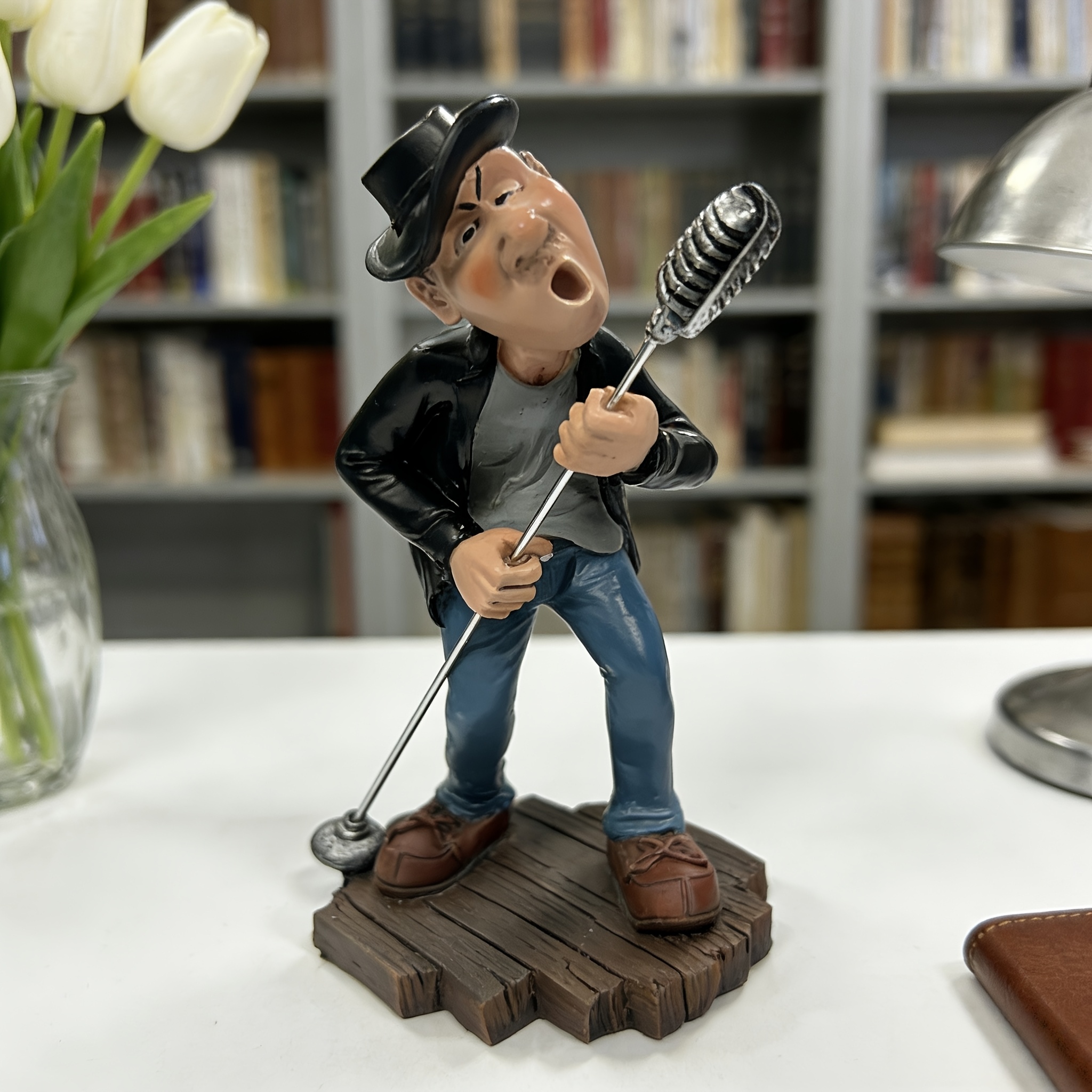 E-shop Retro Rock Sänger Figur - Handbemalte Harz Musiker Statue mit Vintage Mikrofon, Skurrile Schreibtischdeko für Büro, Arbeitszimmer und