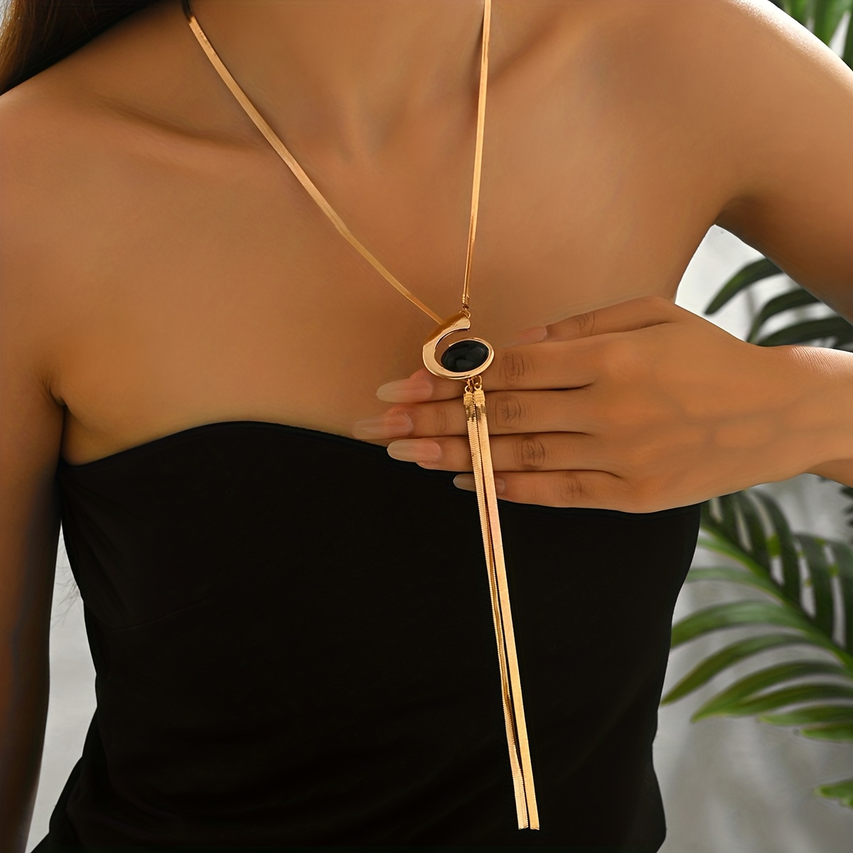 A Stylish And Minimalist Long Snake Bone Chain Necklace For Women, Featuring A Geometric Shape, And Casual Wear