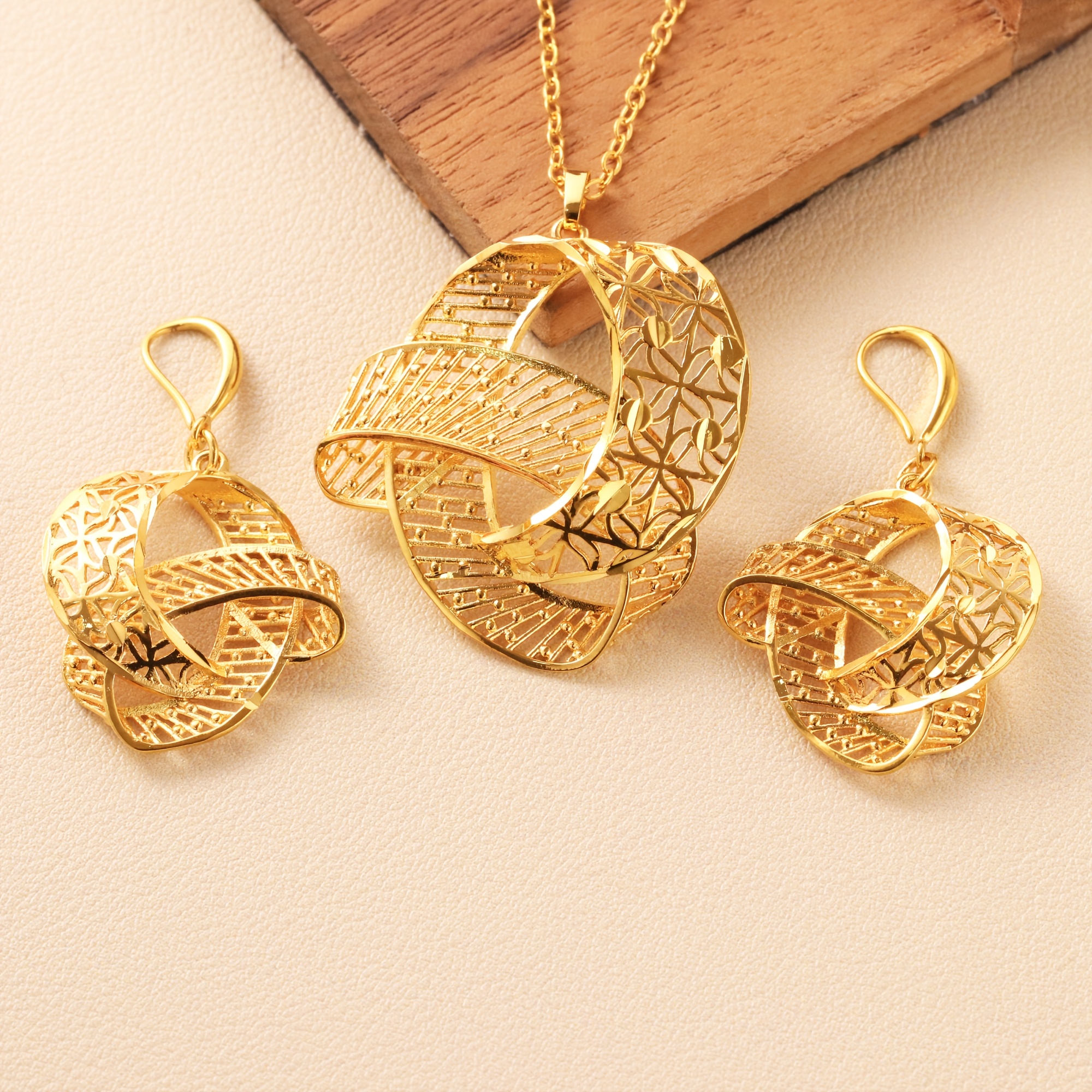 TEMU Ce ensemble de bijoux 2 pièces des boucles d'oreilles de luxe légères et de haute qualité, qu'un collier avec des creux complexes, parfait pour
