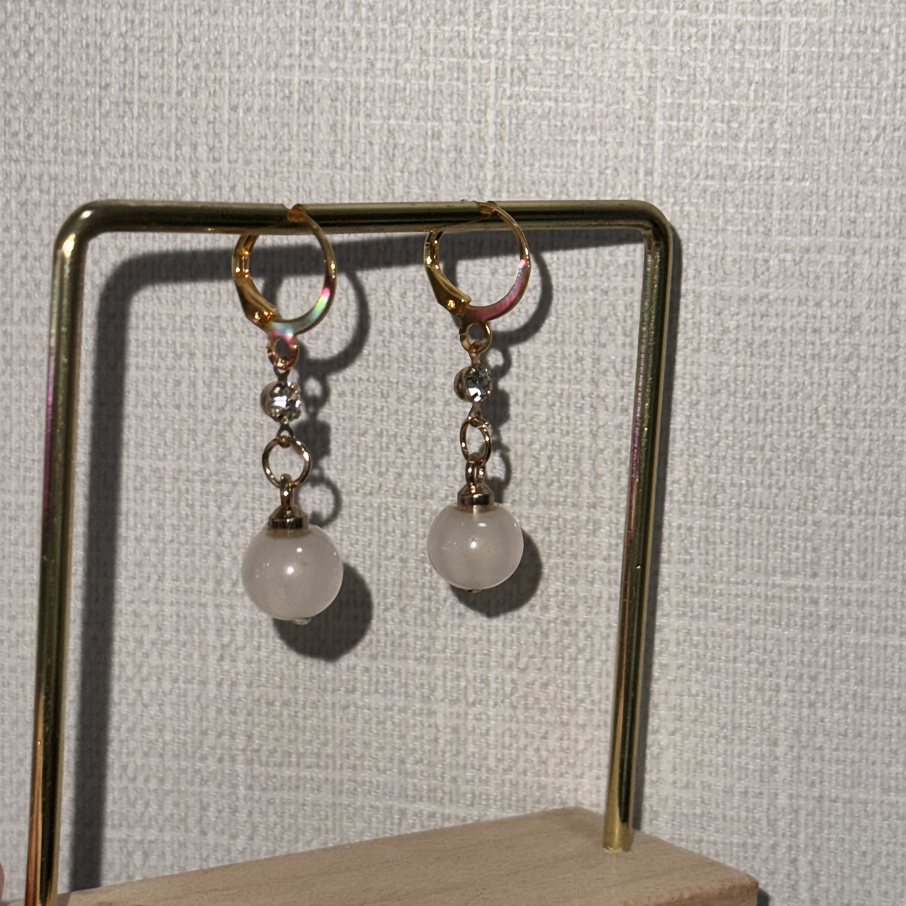 Un par de elegantes aretes para el verano