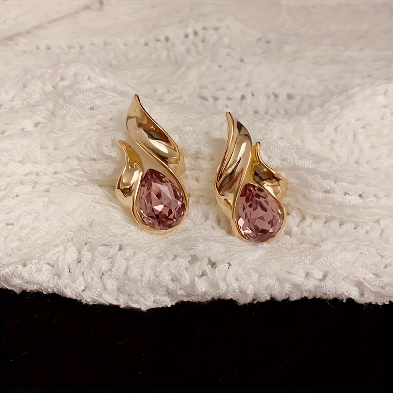 Exquisitely Crafted and Uniquely Stylish, This Metal-shaped Earring Features Dazzling Deep Pink-purple Resin Inlays, Showcasing a Delicate Aesthetic That Catches the Eye. A Must-have Trendy Accessory for Women, Perfect for Banquets, Daily Wear