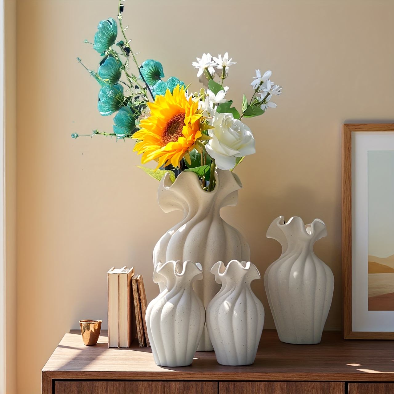 Eine große beige Keramikvase / Eine große weiße Vase / * Set Keramikvasen bestehend aus einer mittelgroßen beigen Vase zwei kleinen beigen Vasen, dekorative Flaschen. Das Set enthält * großes * * 