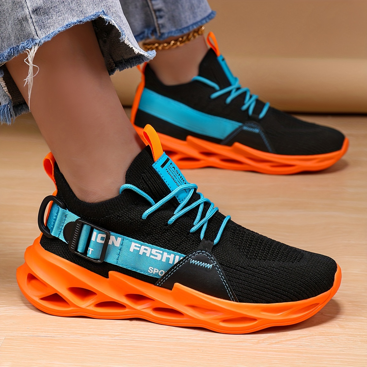 

Lightweight And Comfortable Outdoor Running Shoes That Are Breathable And Suitable For All , Casual Wear.