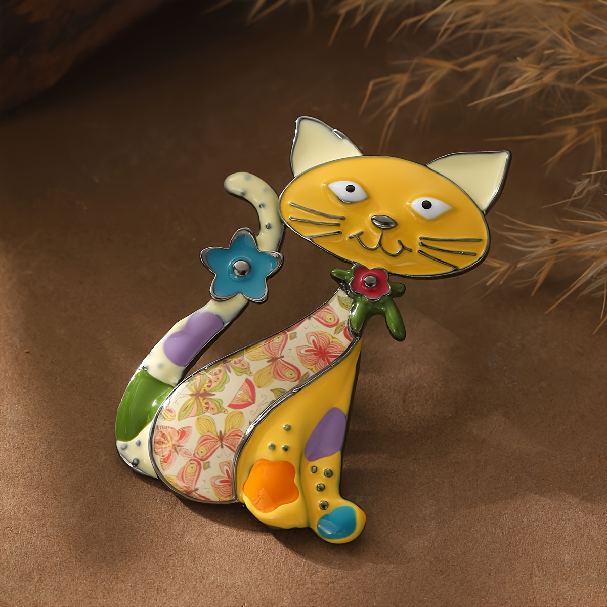 Image of A Brooch, A Unique Animal-themed Pin . N, A Fashionable Accessory Or Gift For Parties, Perfect For Dresses, Suits, And Corsages, A Versatile Decorative Brooch Made Of Yellow Enamel And Alloy Jewelry.