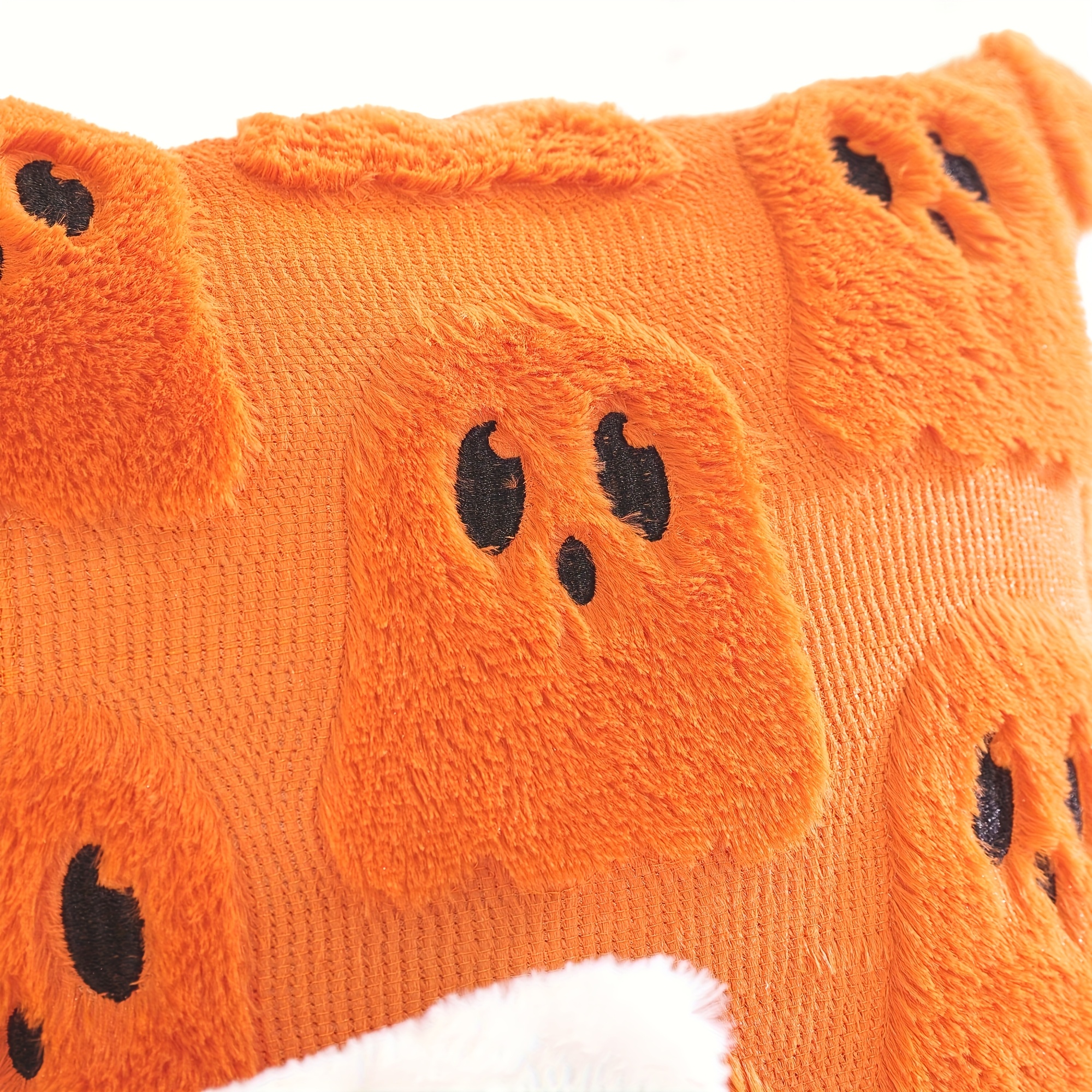 O husă de pernă decorativă 3D Jacquard cu un singur spirit drăguț de Halloween, cu broderie matlasată. Este un cadou festiv și decorațiune de petrecere (doar husa de pernă, fără inserție inclusă).
