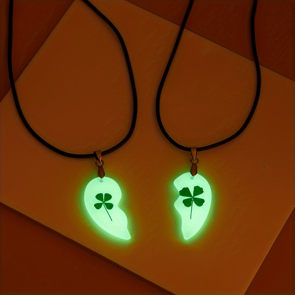

2pcs Glow In The Dark Shamrock Necklace Set, Resin Heart Split Best Friends/couples Pendants, Fashion Pressed Flower Jewelry, For Bling Party Style Accessories For Music Festival