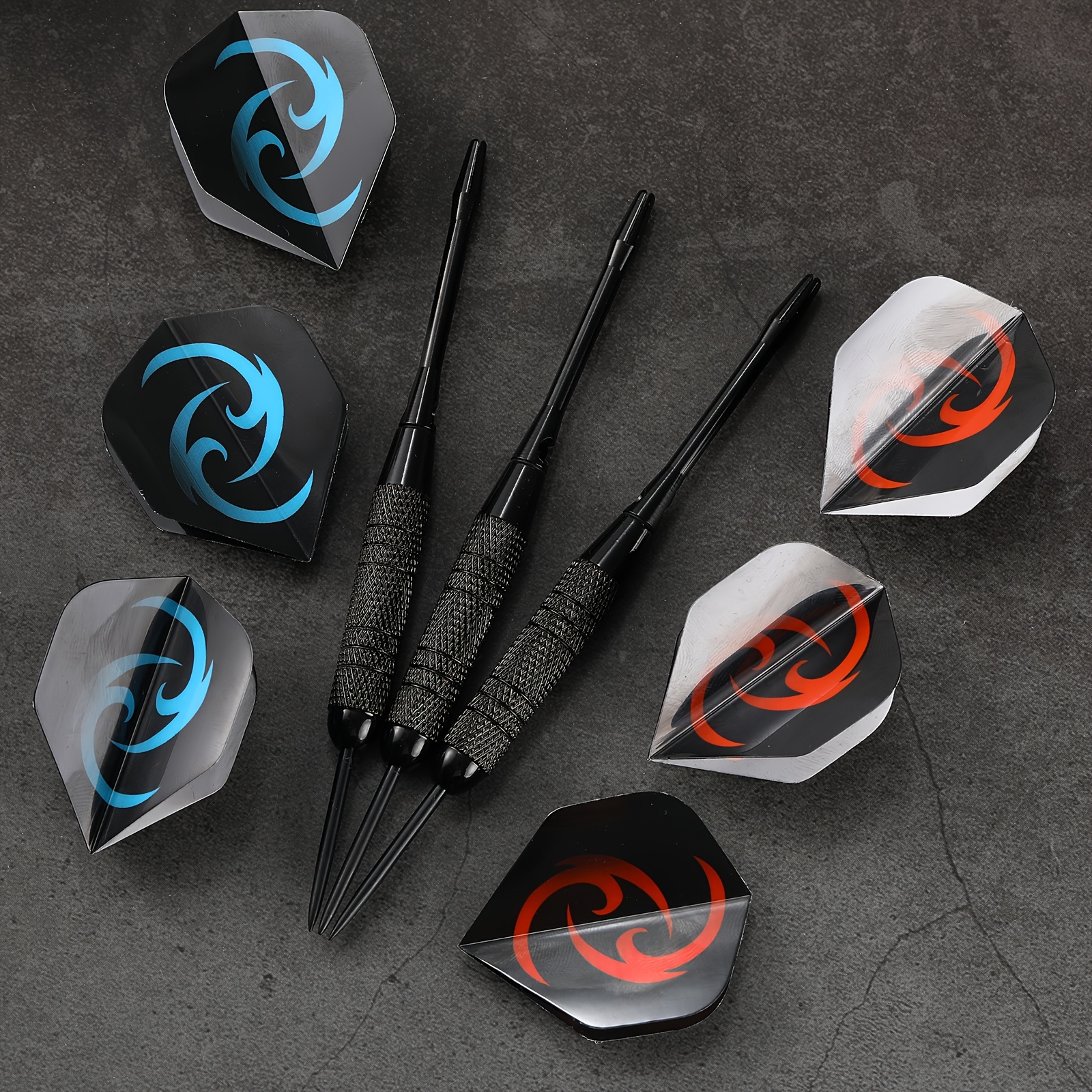 Een 24-gram ijzeren dartset, ontworpen voor professionele competitie, met een antislip textuur voor een betere grip. Het bevat drie zwarte aluminium schachten en drie oranje doorzichtige zwarte schachten.
