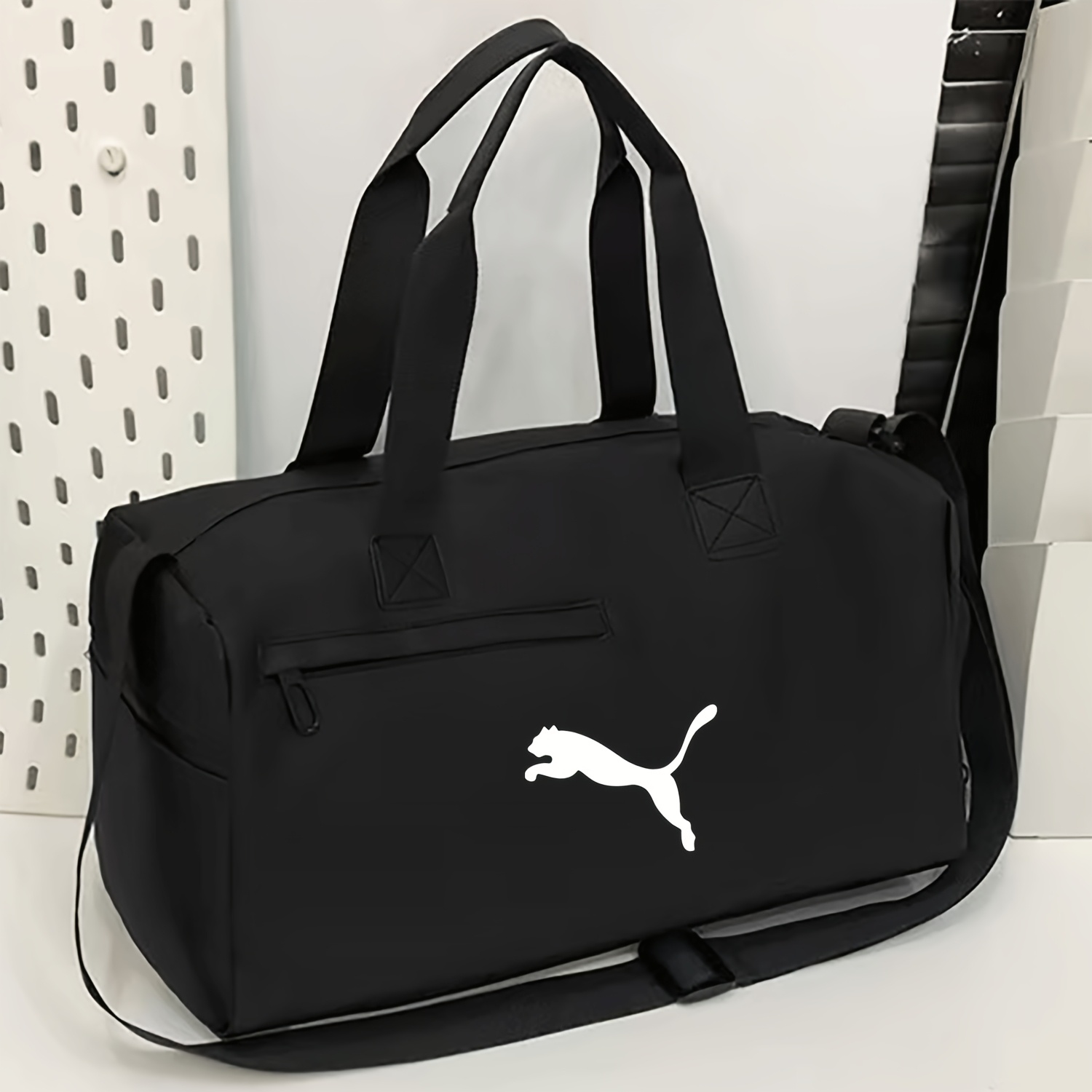 PUMA Logo Print Gym Bag, Professional Wet & Dry Separation, Extra Large Capacity, Unisex Lightweight Sports Bag, Street Fashion, Short & Long Distance Travel, Crossbody Sports Style Luggage Bag