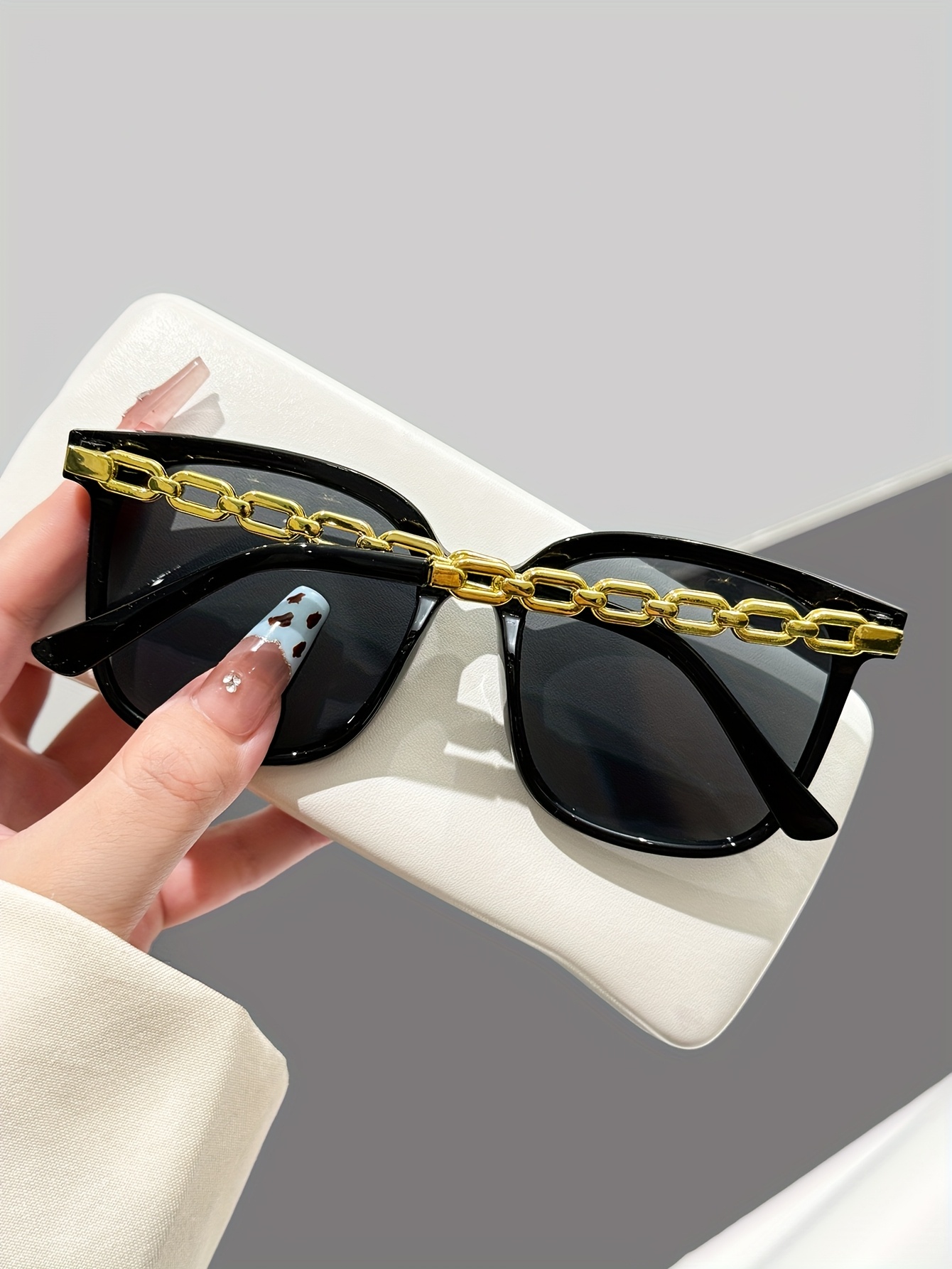 1pc Black Square Chain Decorative Glasses, a Stylish And Unique Accessory for Women, Protection, Suitable for Parties, Beach Gatherings, And Street Photography