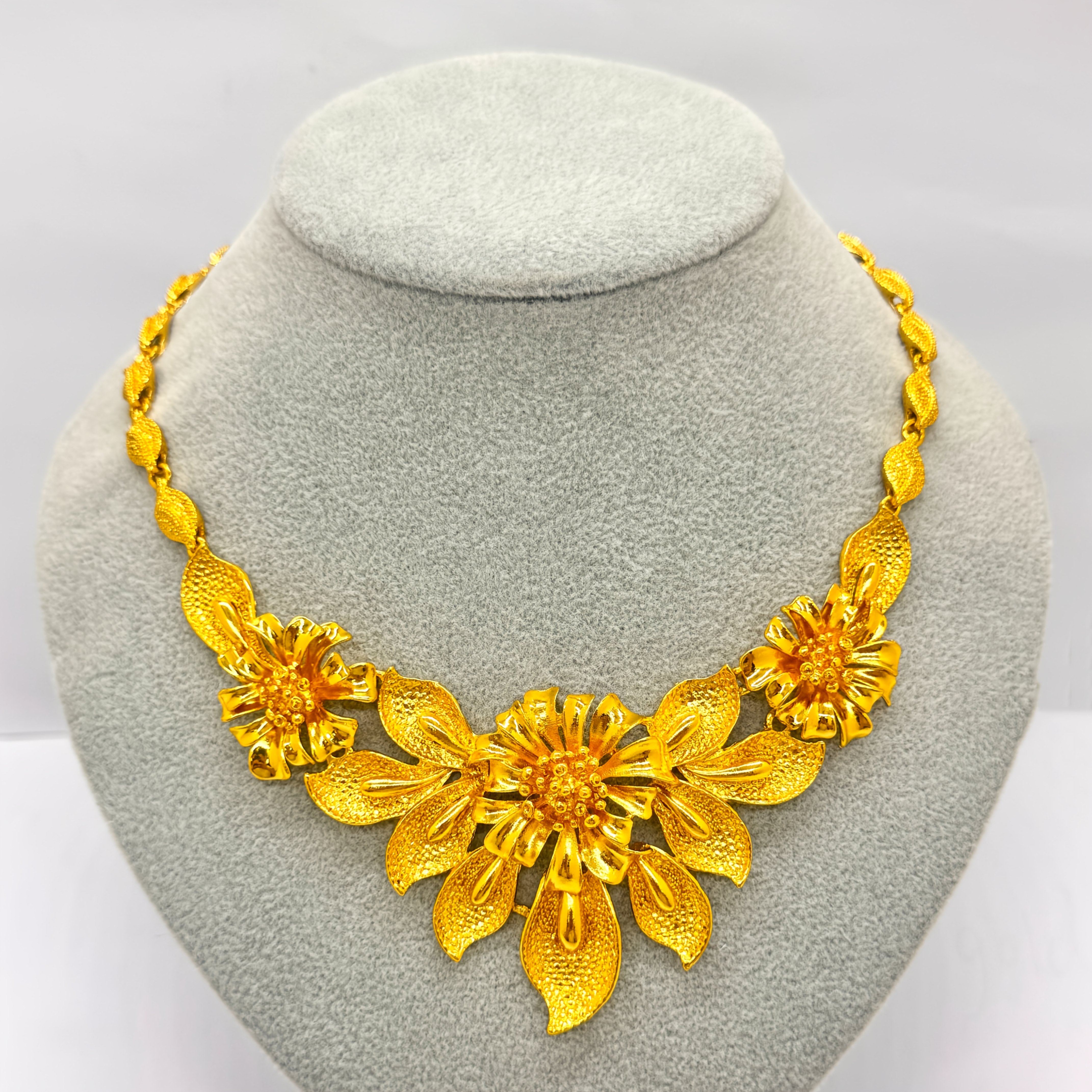 Collier Vintage Élégant Avec Pendentif En Métal Doré - Occasion - Sans Marque