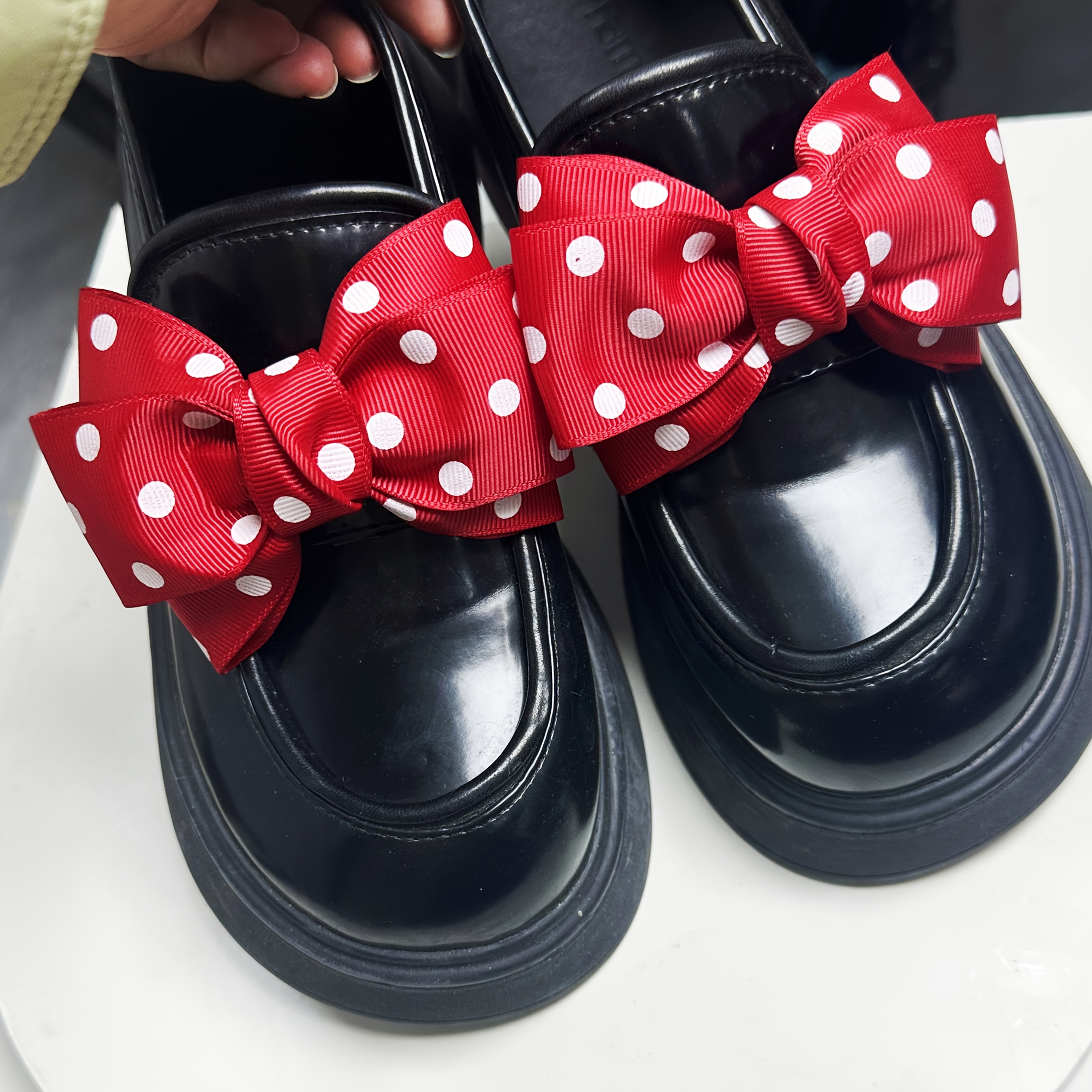 

1 Pair Chic Minimalist Shoe Buckles - Black Striped White Polka Dot Pattern, Easy-to-, - Stylish Shoe Clips, Fashionable Accessories For High Heels, 3 Colors