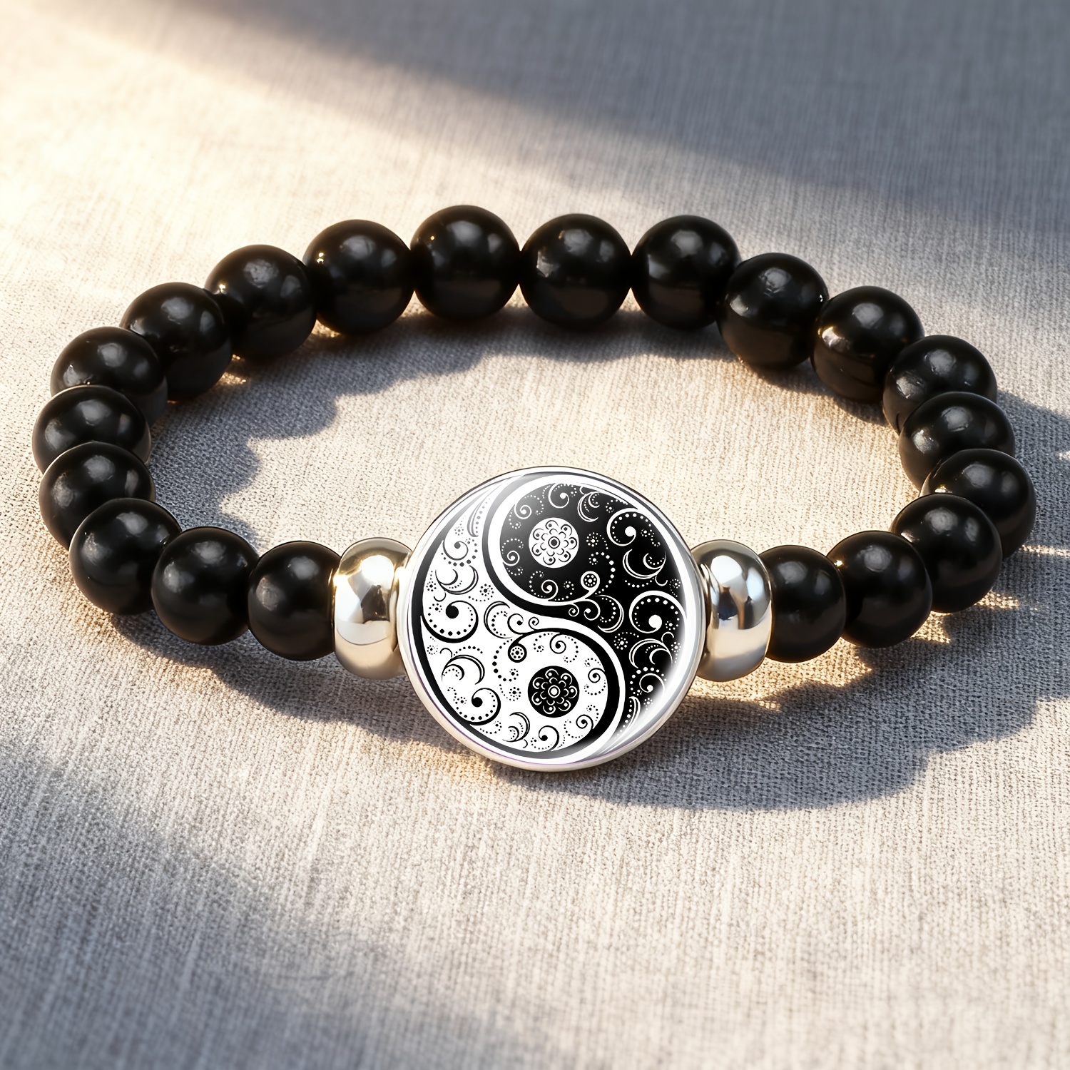 E-shop Verpackung, klassisches schwarzes Armband aus Kunststoffperlen -kette. Das schwarz-weiße -Muster kombiniert traditionellen künstlerischen Stil