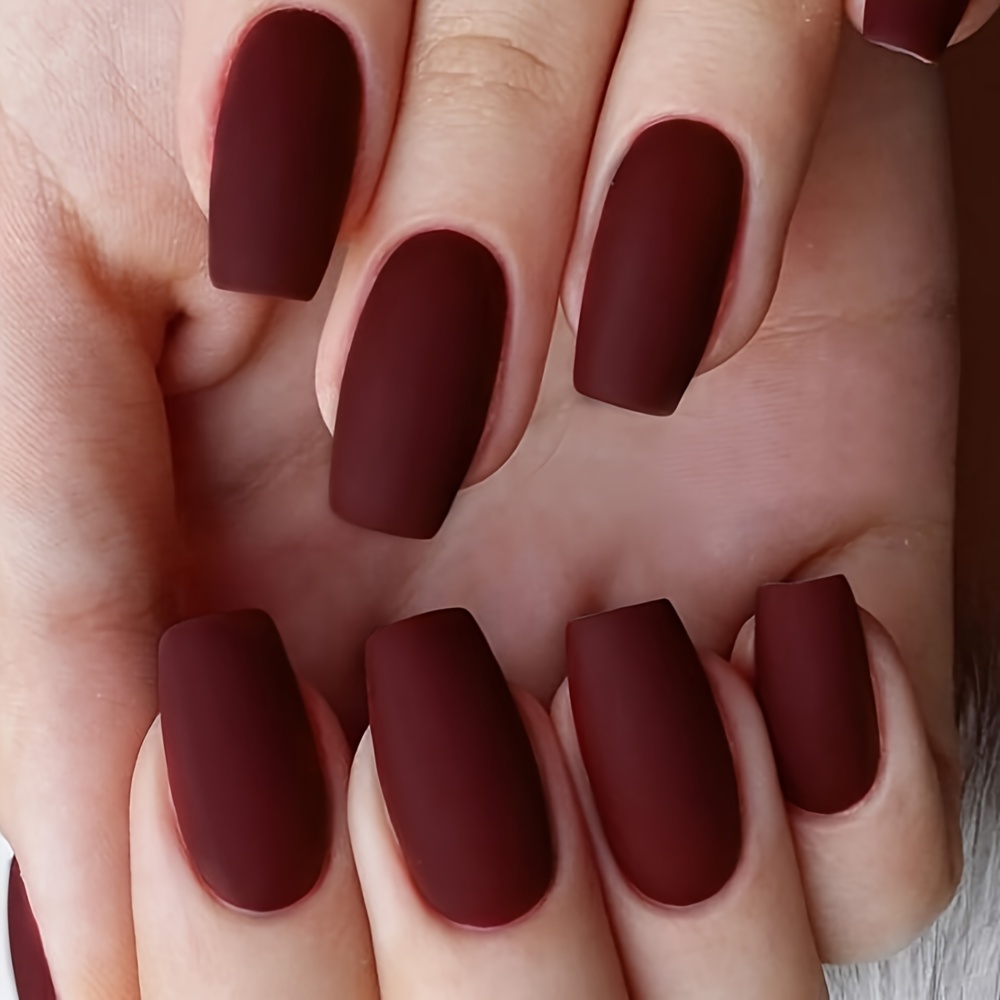 

24 faux ongles courts en forme d'amande rouge mat - Comprend 1 lime à ongles et 1 feuille d'autocollants - Parfait pour la mode de tous les jours ou les fêtes - Fête de la mode de la Saint-Valentin