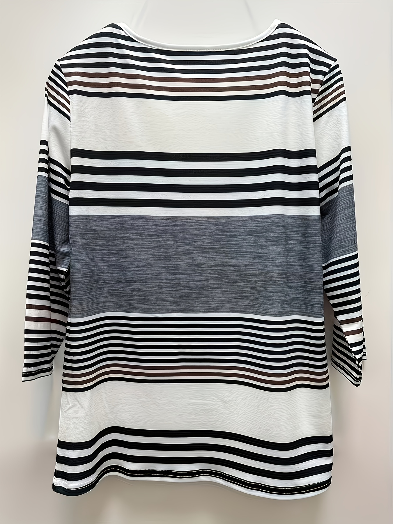 Nouvelle Arrivée Printemps/Été Mode Femme, Style Décontracté, T-shirt de Base Ample à Rayures, Col en V, Manches Trois-Quarts, Boutonné, Haut Polyvalent pour les Trajets Quotidiens et les Rendez-vous, Tendance Streetwear pour Sortie Quotidienne, Lavable en Machine - Convient pour un Usage Quotidien Nouvelle Arrivée Printemps/Été Mode Femme, Style Décontracté, T-shirt de Base Ample à Rayures, Col en V, Manches Trois-Quarts, Boutonné, Haut Polyvalent pour les Trajets Quotidiens et les Rendez-vous, Tendance Streetwear pour Sortie Quotidienne, Lavable en Machine - Convient pour un Usage Quotidien