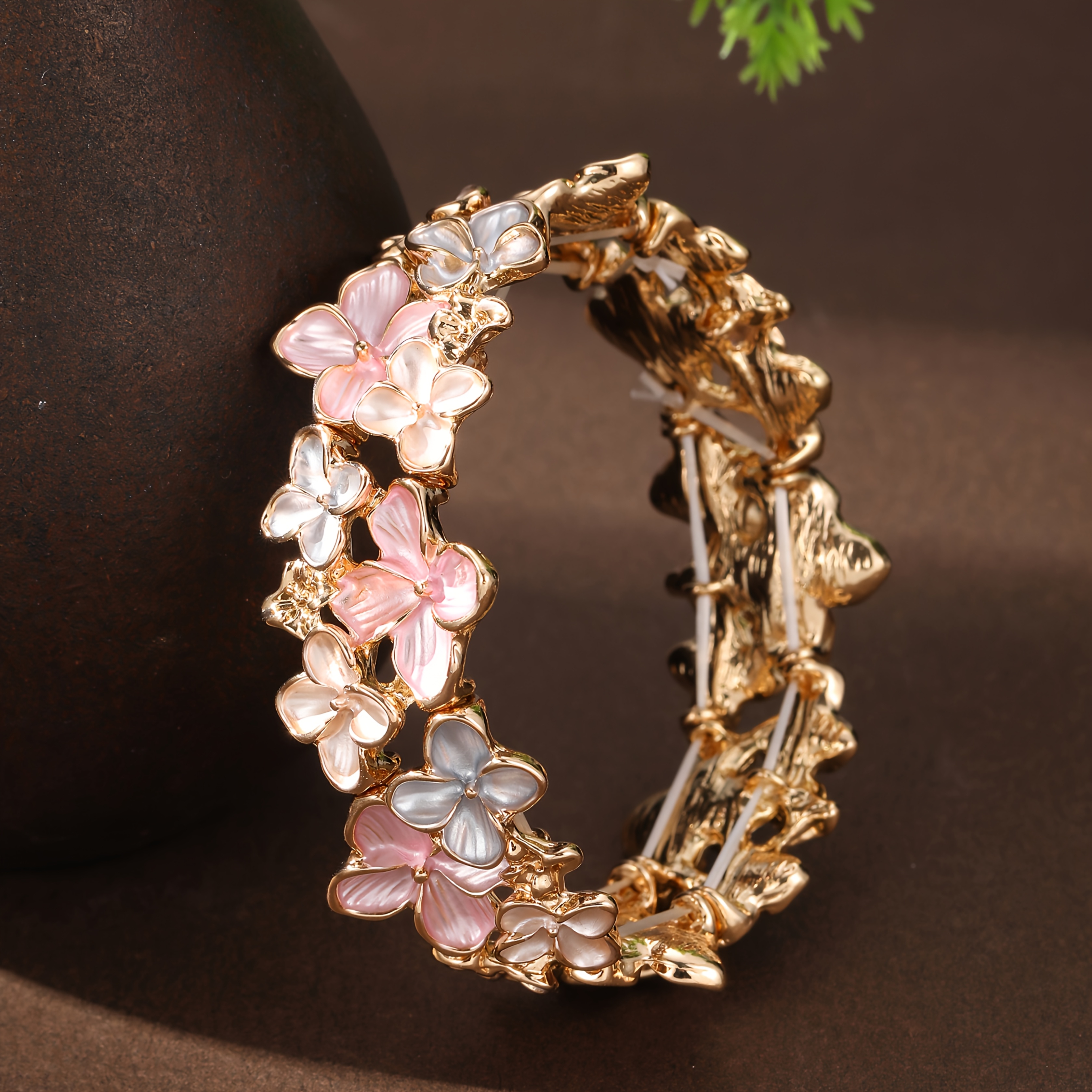 E-shop Ein neues handgemaltes, blumengeschnittenes, elastisches Armband aus Legierung, modisches, kreatives, farbenfrohes Tropföl-Armband für Damen,