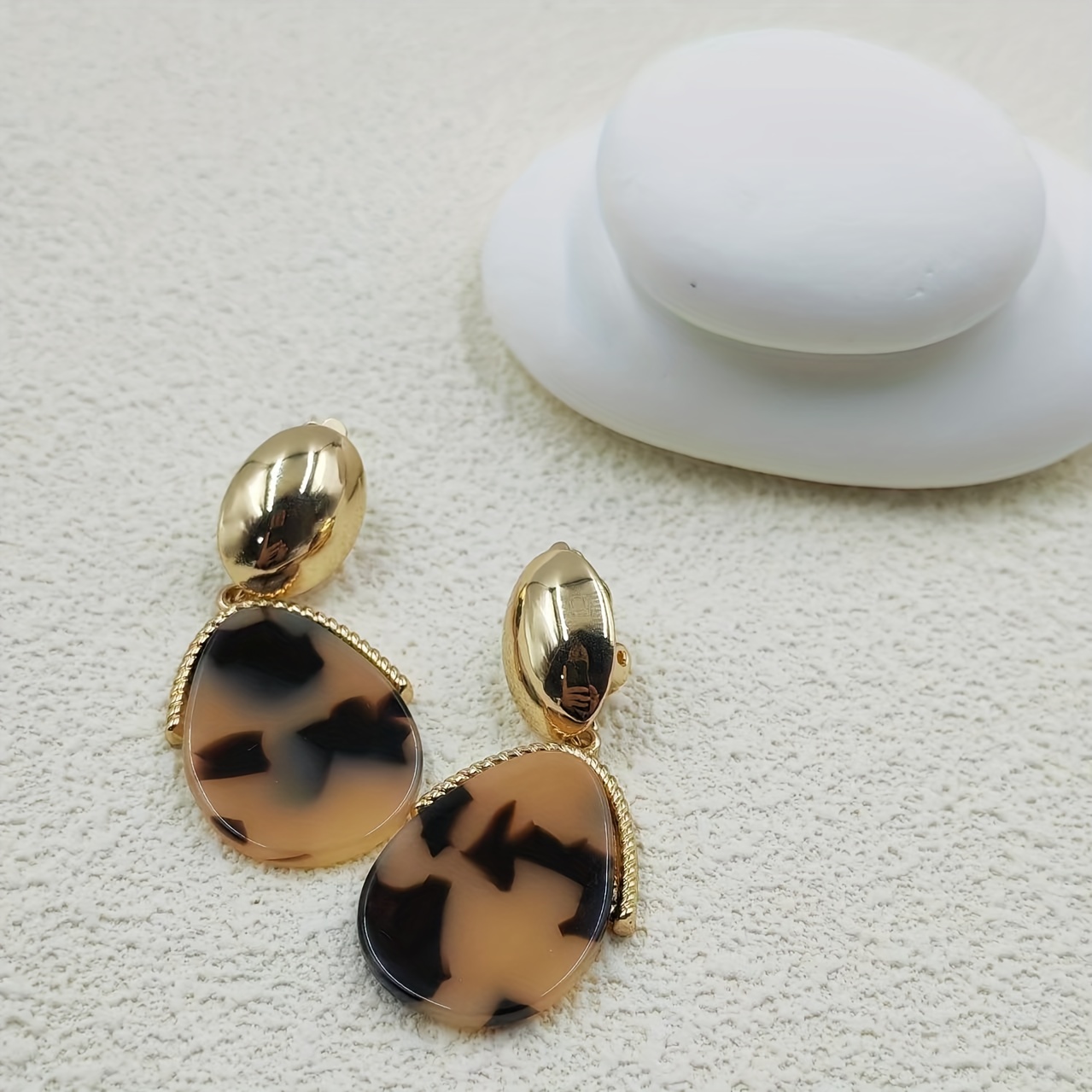 Image of A Pair Of Golden Clip-on Earrings With A Teardrop-shaped Leopard Print Metal Splicing Design. Vintage Color-blocking For A And Look. Exquisite And Versatile, Add A