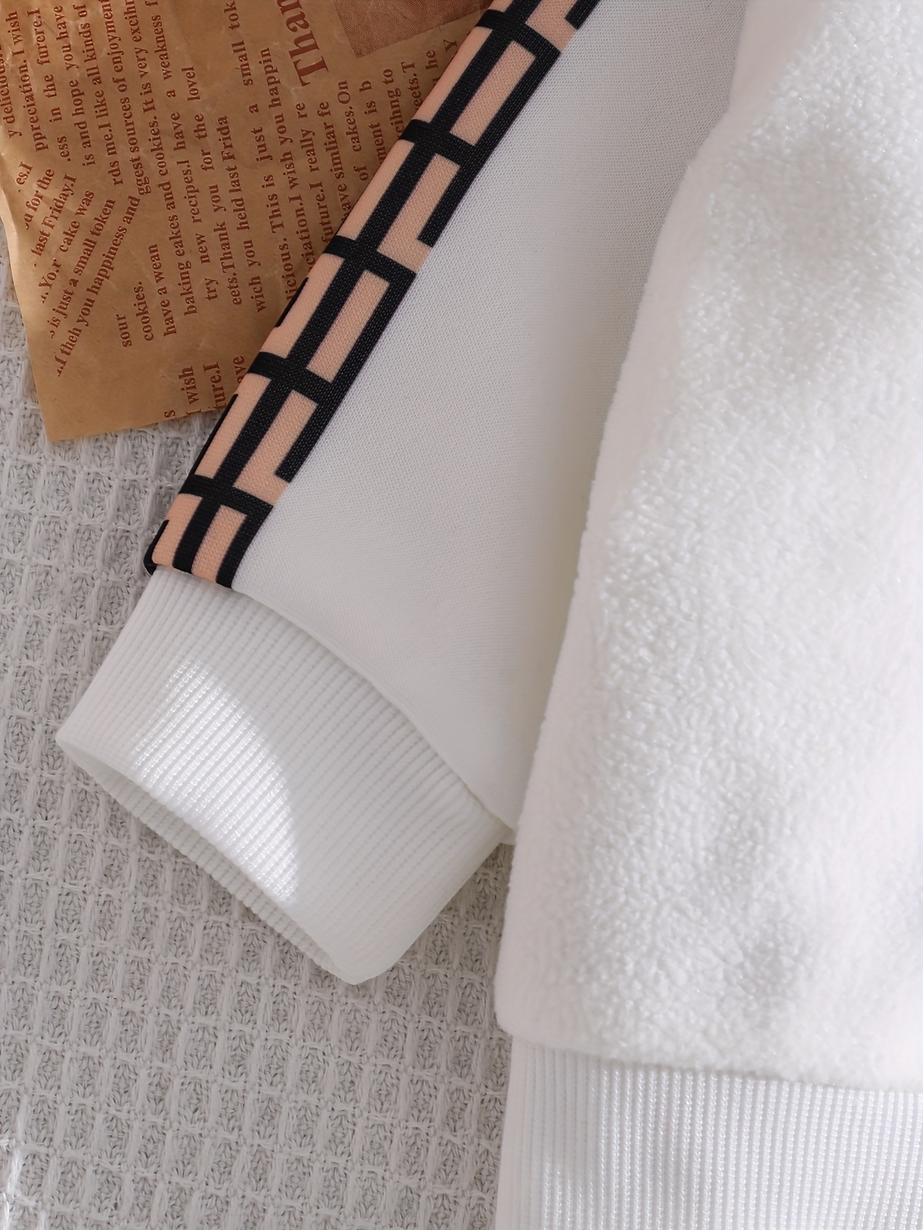 nieuwe herfst- en winteroutfit in sportieve stijl voor babyjongens