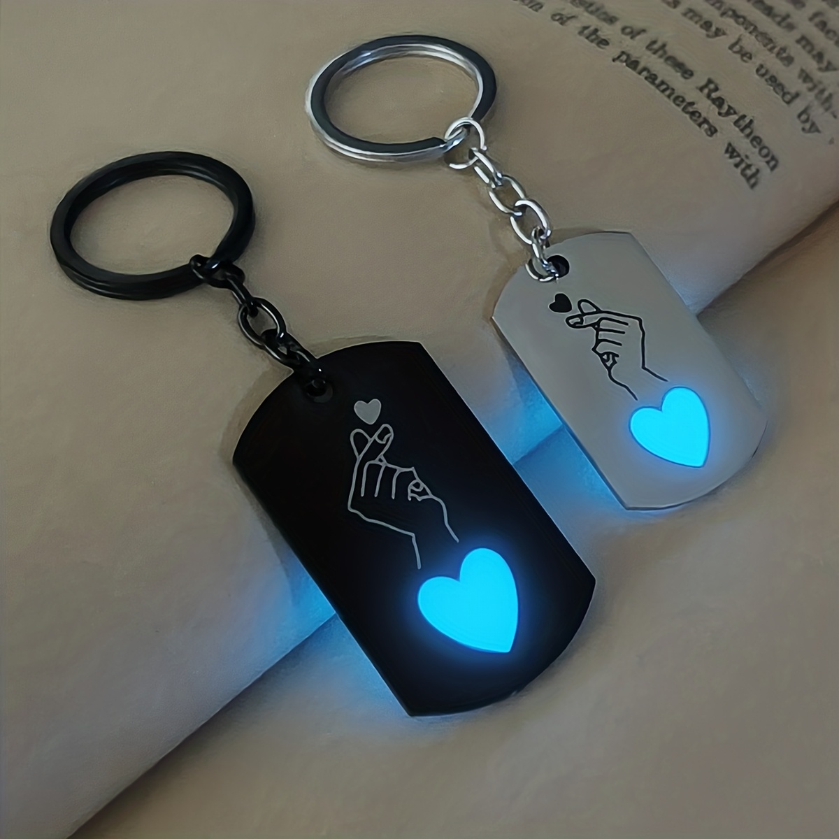 TEMU Lot de 2 porte-clés pour couple avec pendentif de cœur phosphorescent représentant un geste de , un accessoire adapté pour un cadeau de la