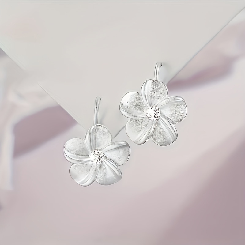 

Stylish 925 Pure Silvery Flower-shaped Pendant Earrings With Artificial Synthetic Zirconia, Simple And Hanging Design, Hypoallergenic Ear Studs, And Gifting, Suitable For Christmas