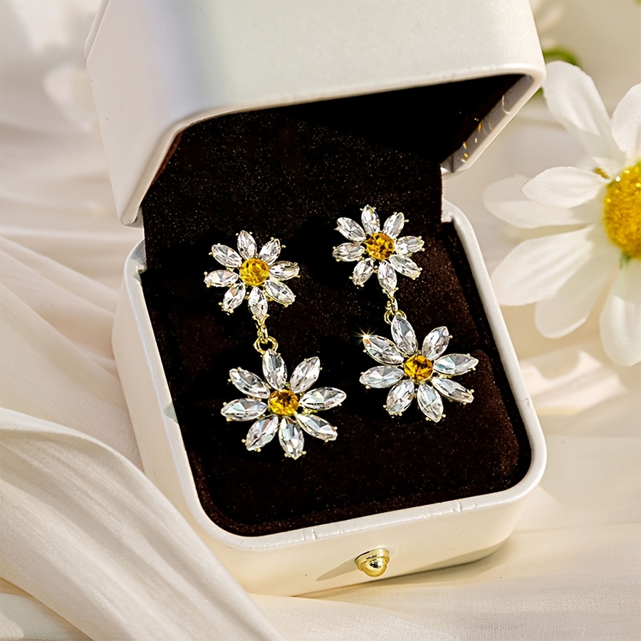 

A Pair Of Sparkling Flower Earrings, Fashionable And Exquisite, Suitable For Wearing Earrings On Dates