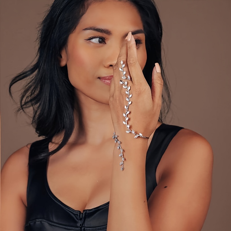 

Elégant bracelet de chaîne à main en strass à feuille argentée, accessoire de mode simple et tendance pour les femmes, bijoux polyvalents pour la photographie de rue.