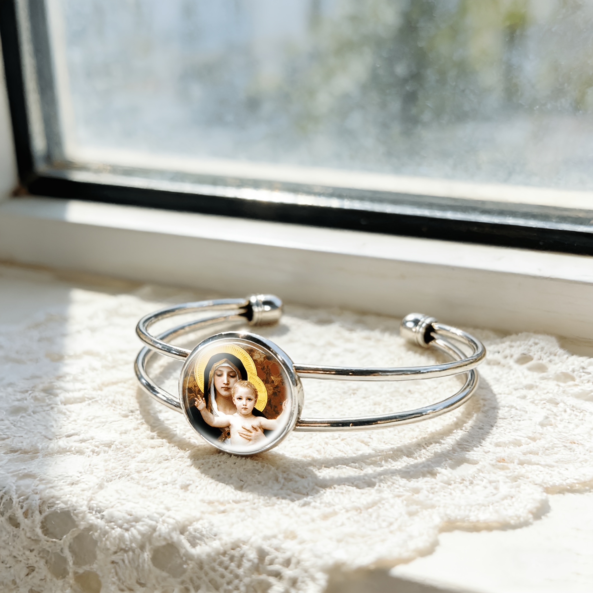 Women's Adjustable Bracelet with Round Time Gem Inlay