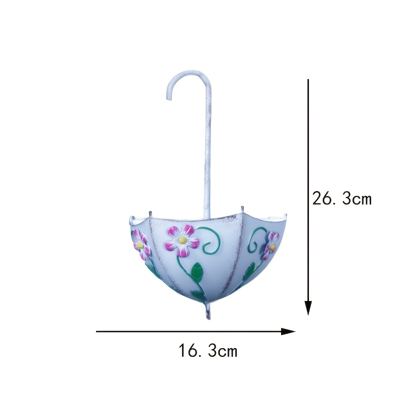 E-shop Ein Stück mit einem lebendigen Blumenmuster gepaart mit einem frischen schirmförmigen Design, das an einem Ständer in der Nähe von Gartenmauern,