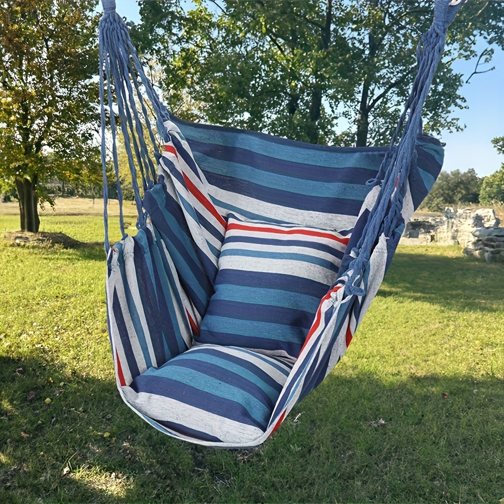 

Un Hamac Rayé En Tissu Pour La Détente En Plein Air, Avec Deux Oreillers, Deux Cordes Et Un Sac De Rangement