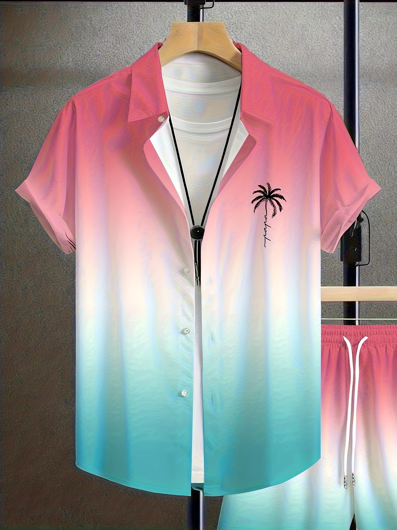 A Two-Piece Men'S Casual Shirt Set Featuring a Hawaiian Gradient Design, Including a Round-Neck Short-Sleeve Shirt And Elastic Waistband Shorts, Perfect for Summer Outdoor Activities