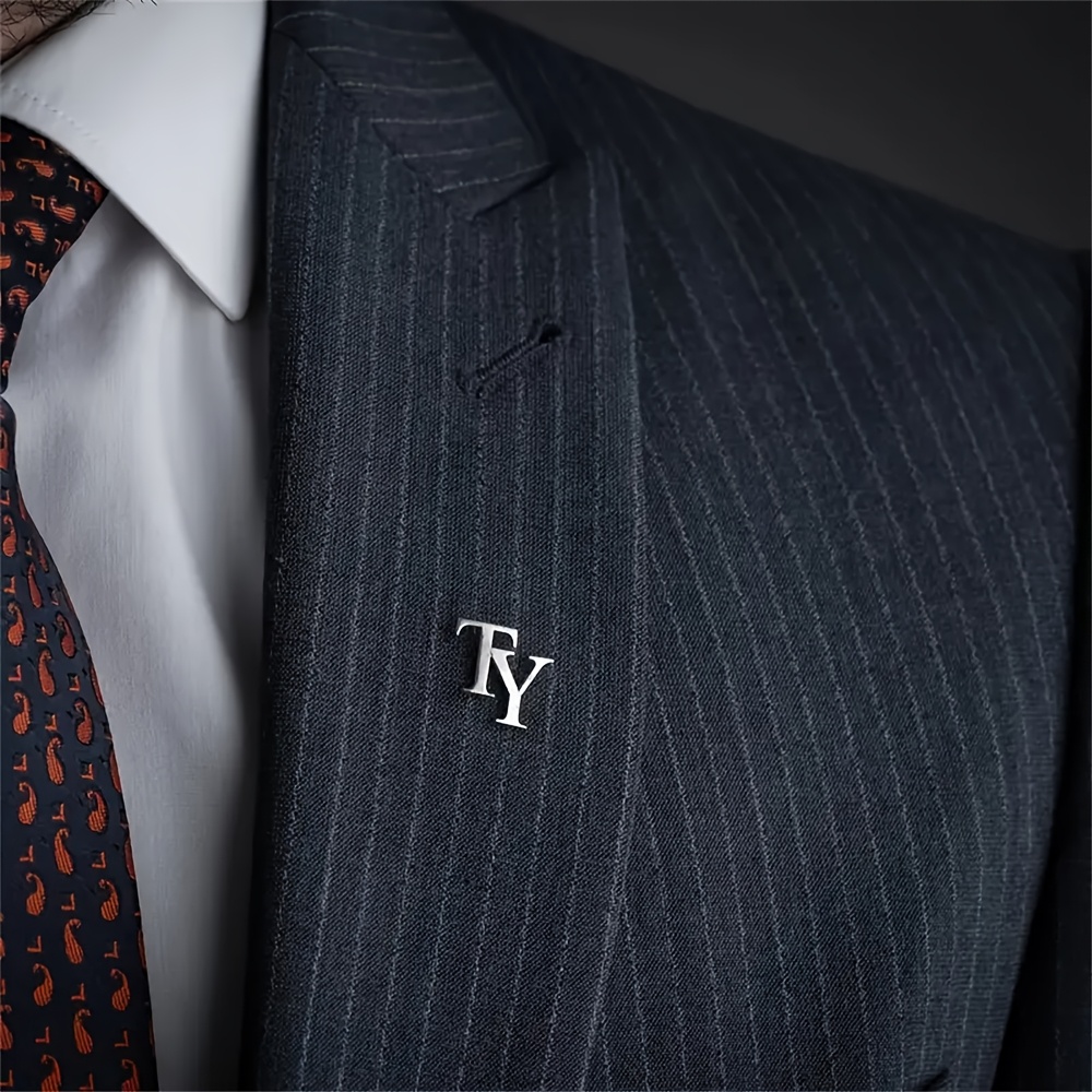 E-shop Personalisierte Namens-Brosche aus Edelstahl mit 1-2 Initialen, ein vielseitiges Accessoire für Männer bei Veranstaltungen oder Hochzeiten, was