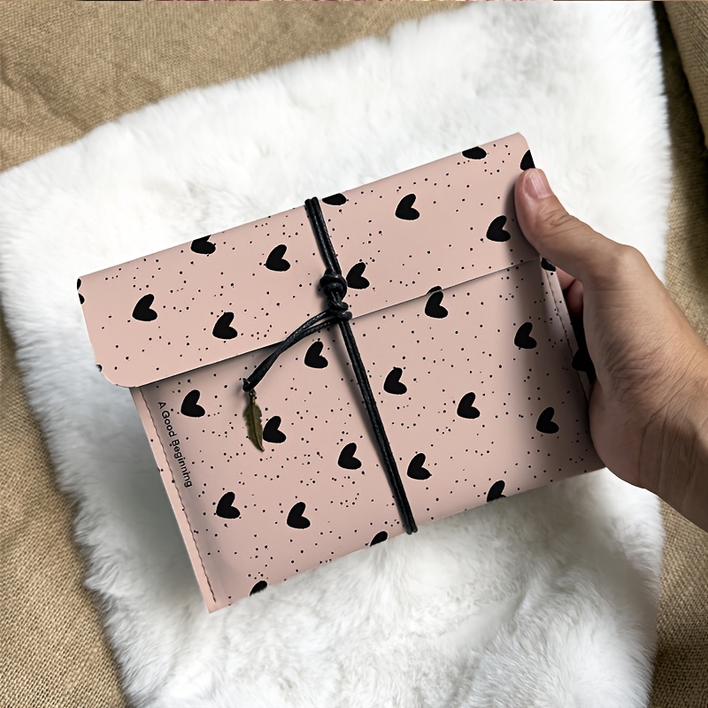 TEMU para con corazones y puntos sobre un rosa, diseñada para un Kindle Paperwhite y Voyage de 6 pulgadas, así como los modelos de 5ª y 12ª