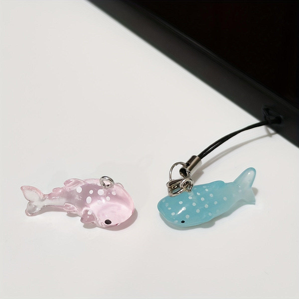 

1pc Cute Mini Resin Whale Shark Mobile Phone Hanging Rope Fashionable Marine Animal Mobile Phone Decoration Pendant