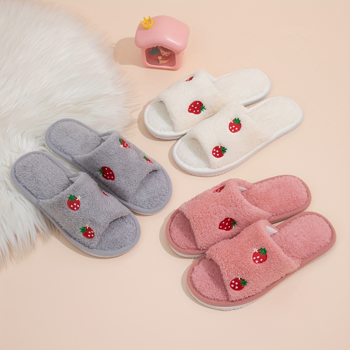 

Chaussons mignons à motif de fraise, chaussures ouvertes décontractées en peluche, chaussons d'intérieur confortables