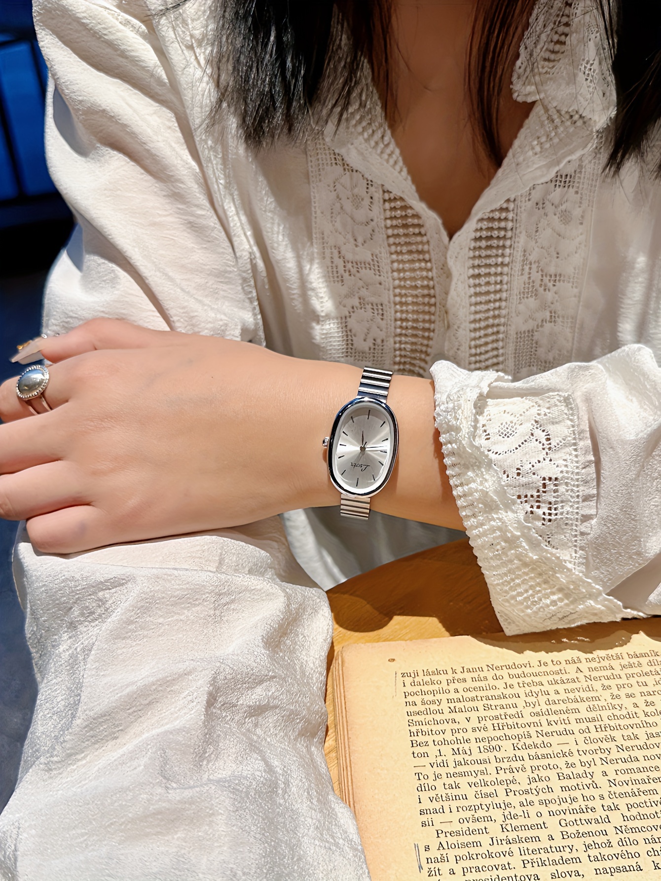 Vintage Golden-Tone Women's Quartz Watch - Chic Oval Stainless Steel Bracelet with Analog Display, Perfect for Daily Wear & Special Occasions like Valentine's, Easter, Mother's Day, Ramadan, and Eid - Simple, Luxurious Gift, Watch Accessories