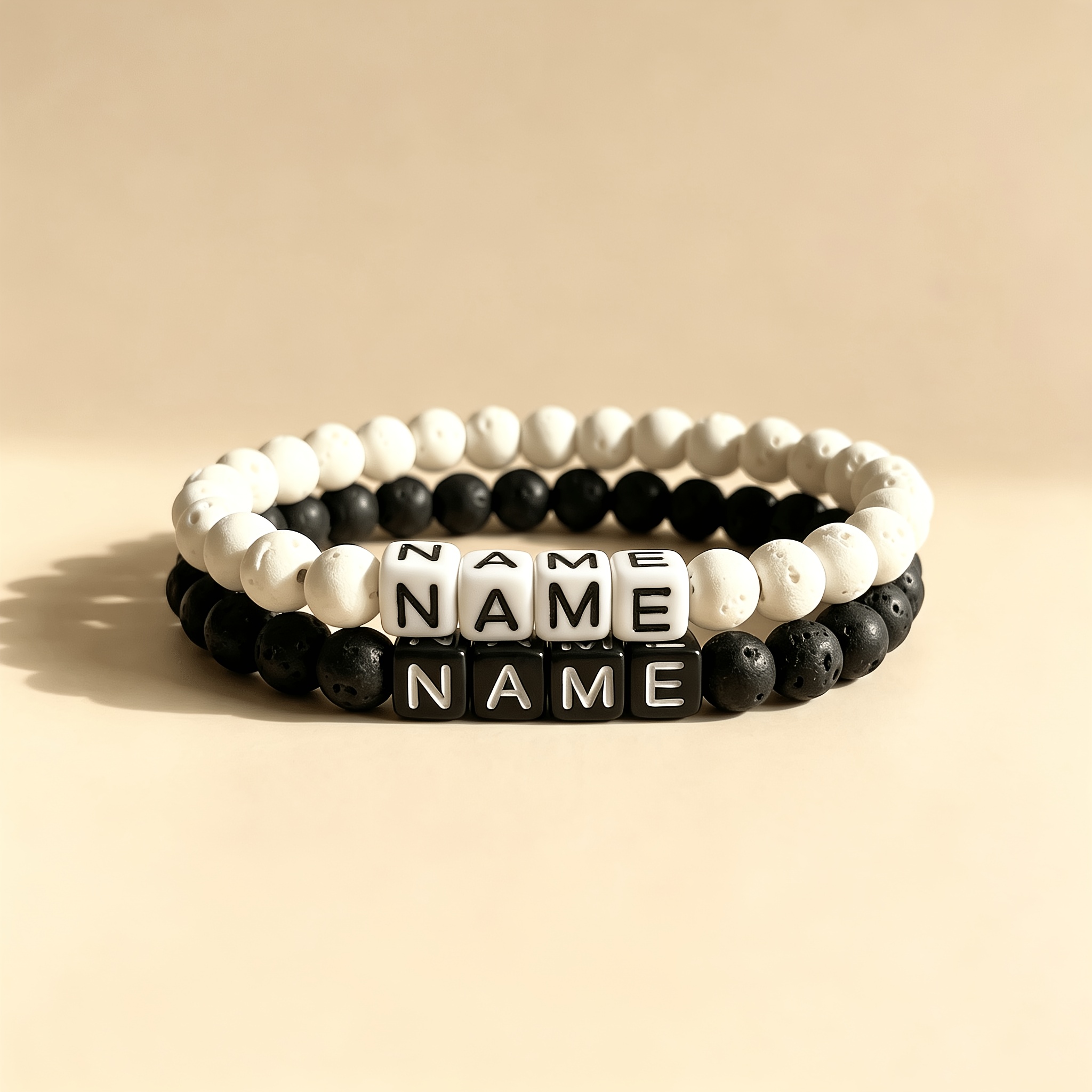 TEMU Lot de 2 bracelets de couple perlés et noirs avec nom personnalisé, bracelet manchette avec perles des de l'alphabet anglais, accessoire défini