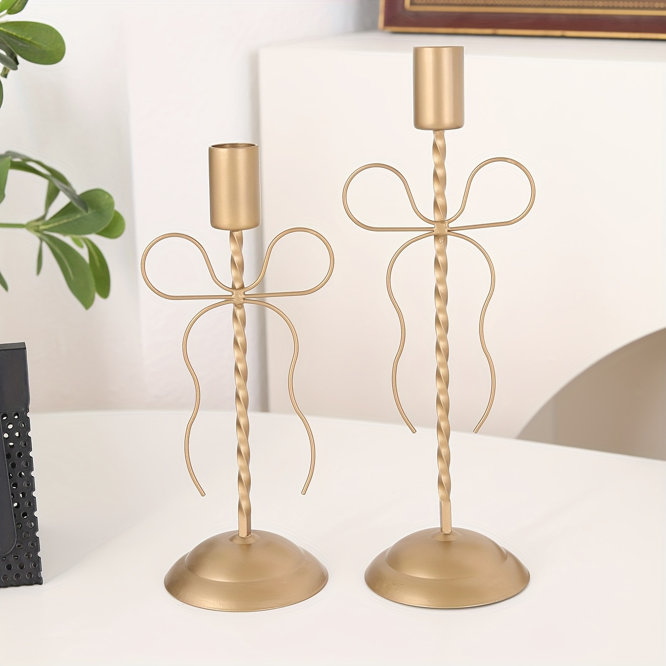 a   bow candle holder suitable for pillar candles a decorative piece with a unique shape and an elegant atmosphere ideal for weddings or parties made of durable metal that resists deformation   as tabletop d cor in dining rooms Product details 0