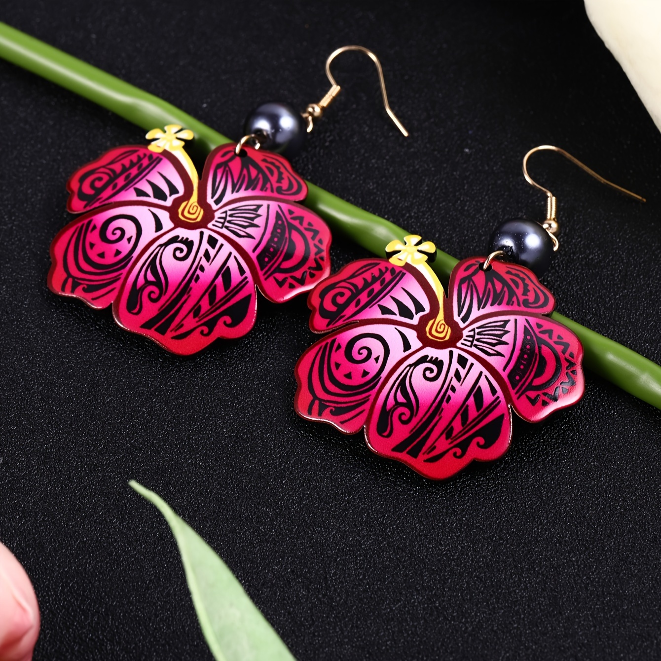 

1 Pair Acrylic Women's Earrings, Vintage Bohemian Style, Red Floral Graffiti, Fashion Accessory For Daily Party Wear, Casual Dating Jewelry