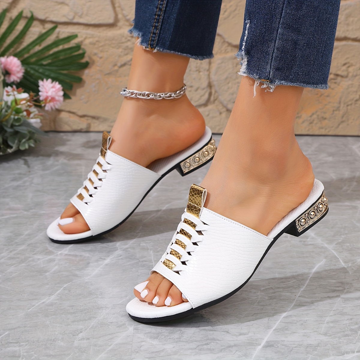 A Pair of Women'S Summer White Peep-Toe Sandals with Non-Slip Chunky Heels.