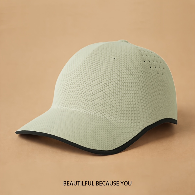 A Comfortable And Breathable Baseball Cap Designed for Sports, Featuring a Flexible Fit And a Soft Brim That Dries Quickly, Perfect for Everyday Use