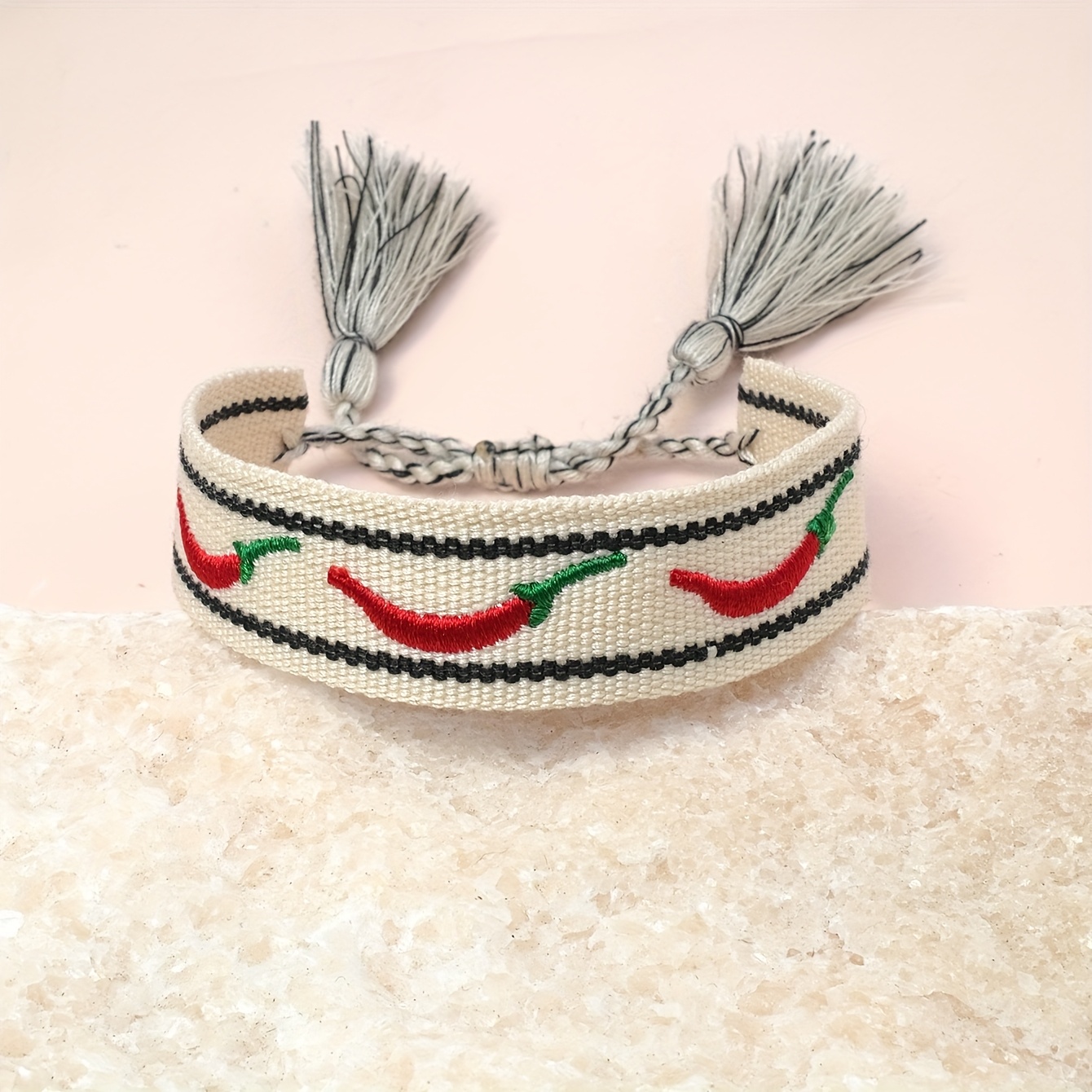 E-shop Ein kreatives besticktes Chili-Pfeffer-Handgestricktes Vintage-Quasten-Bohemian-Armband, als Urlaubsgeschenk für Familie, Freunde,