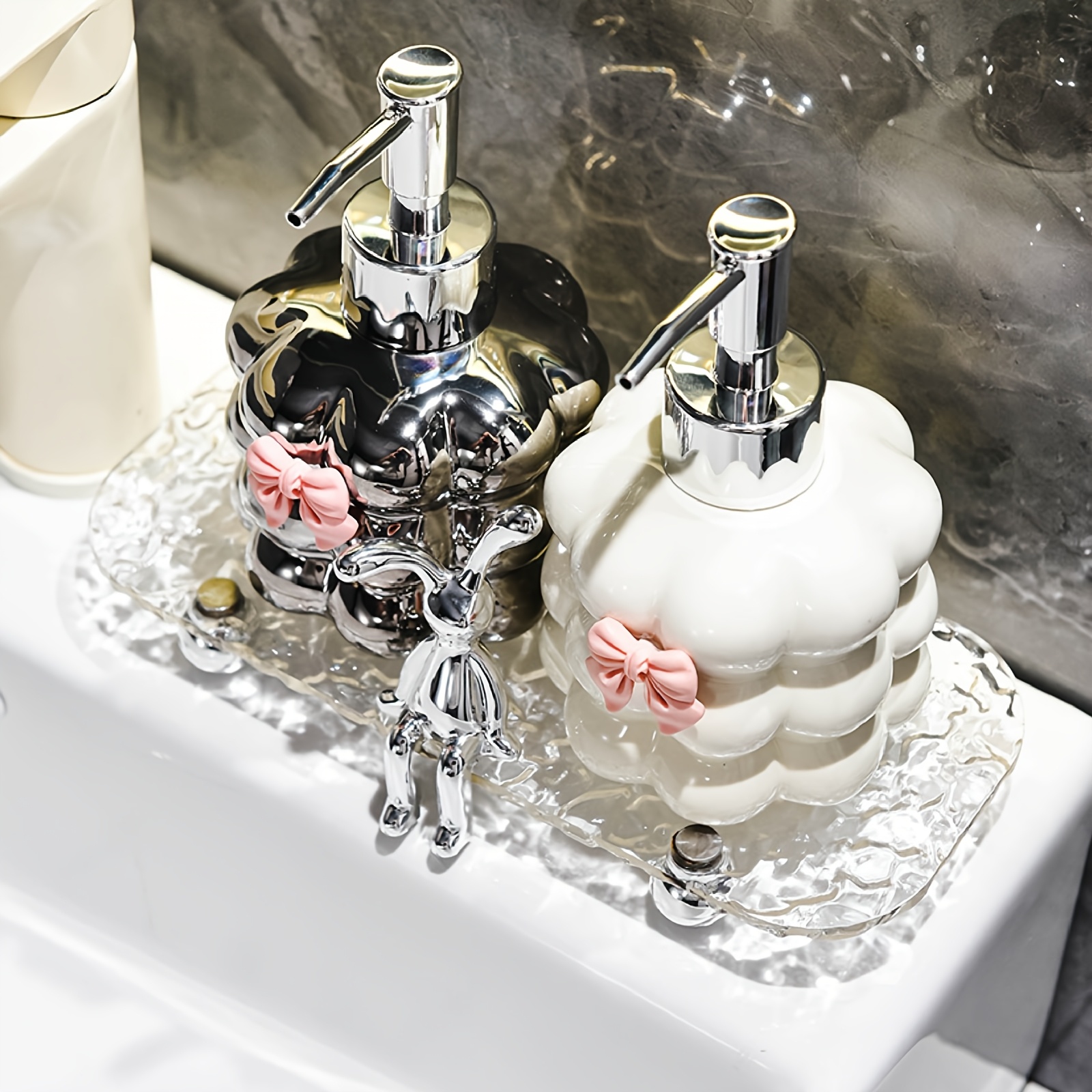 bad-spender-set aus drei teilen (tablett + tupferbox + flasche). die flasche für duschgel, shampoo und handseife . das tablett zur aufbewahrung von kosmetikartikeln und badezimmerutensilien. ideal für zuhause, hotels und waschräume