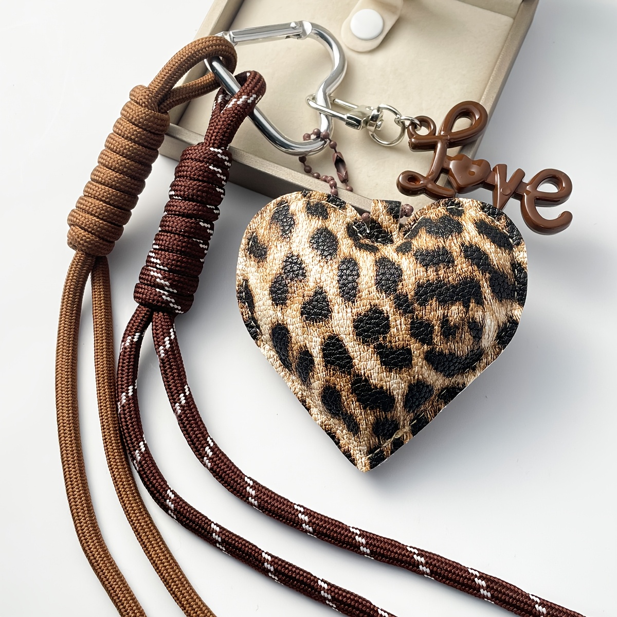 TEMU 1pz Portachiavi Originale Lusso a , Nuovo Anello Portachiavi Cuore in Pelle PU Stampa Leopardata, Charm per Borsa Intrecciato a con Perline, per