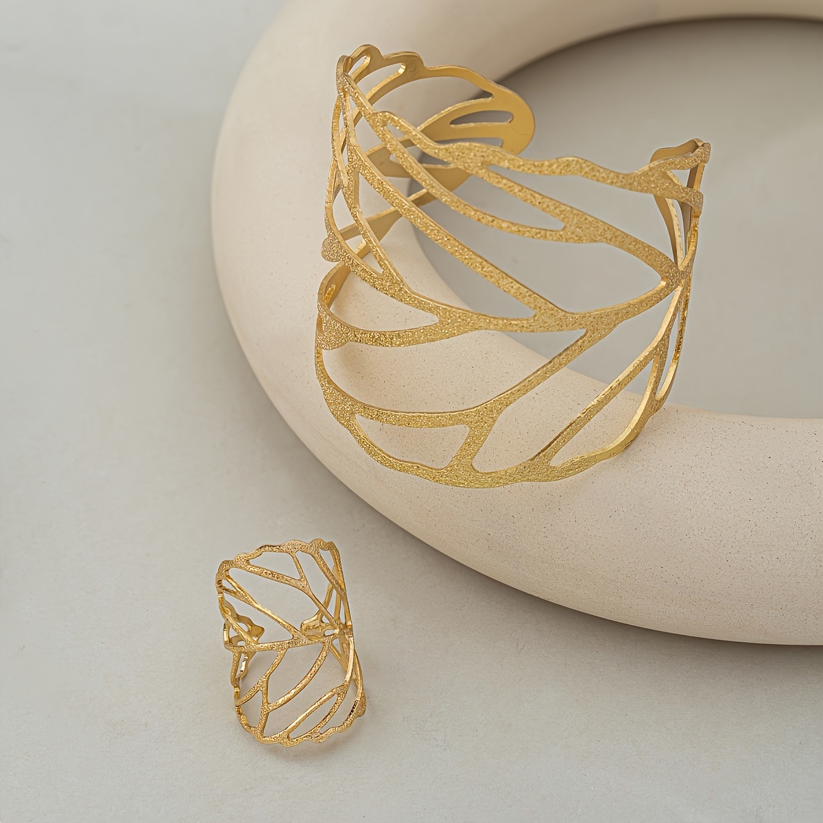 Image of Chic Vintage Leaf Design 2pcs Jewelry Set - Open Cuff Bracelet & Ring Combo, Perfect For Casual Attire